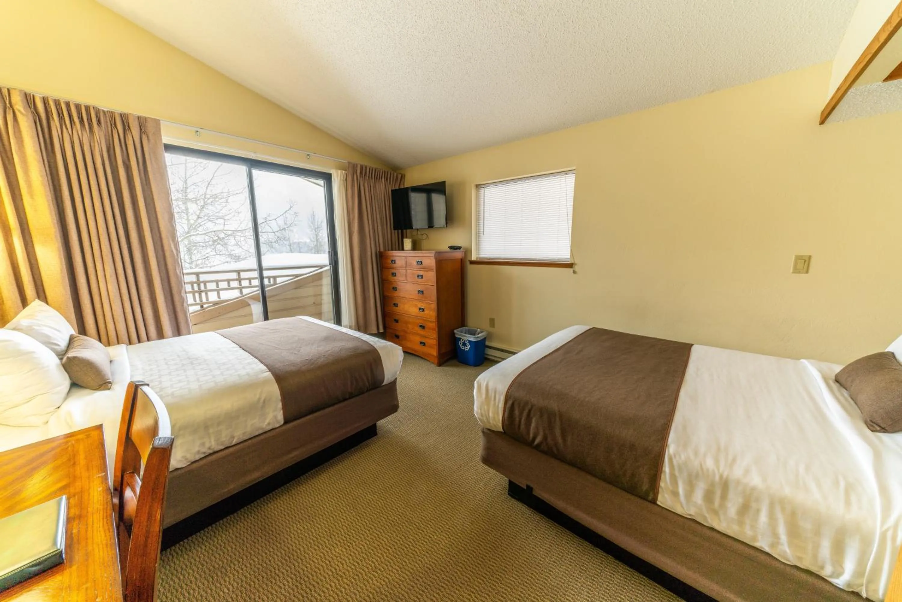 Bed in Pokolodi Lodge