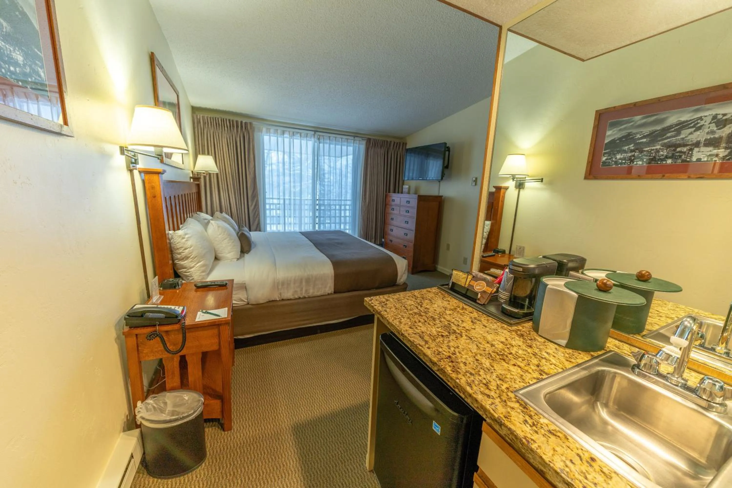 Photo of the whole room, Bed in Pokolodi Lodge