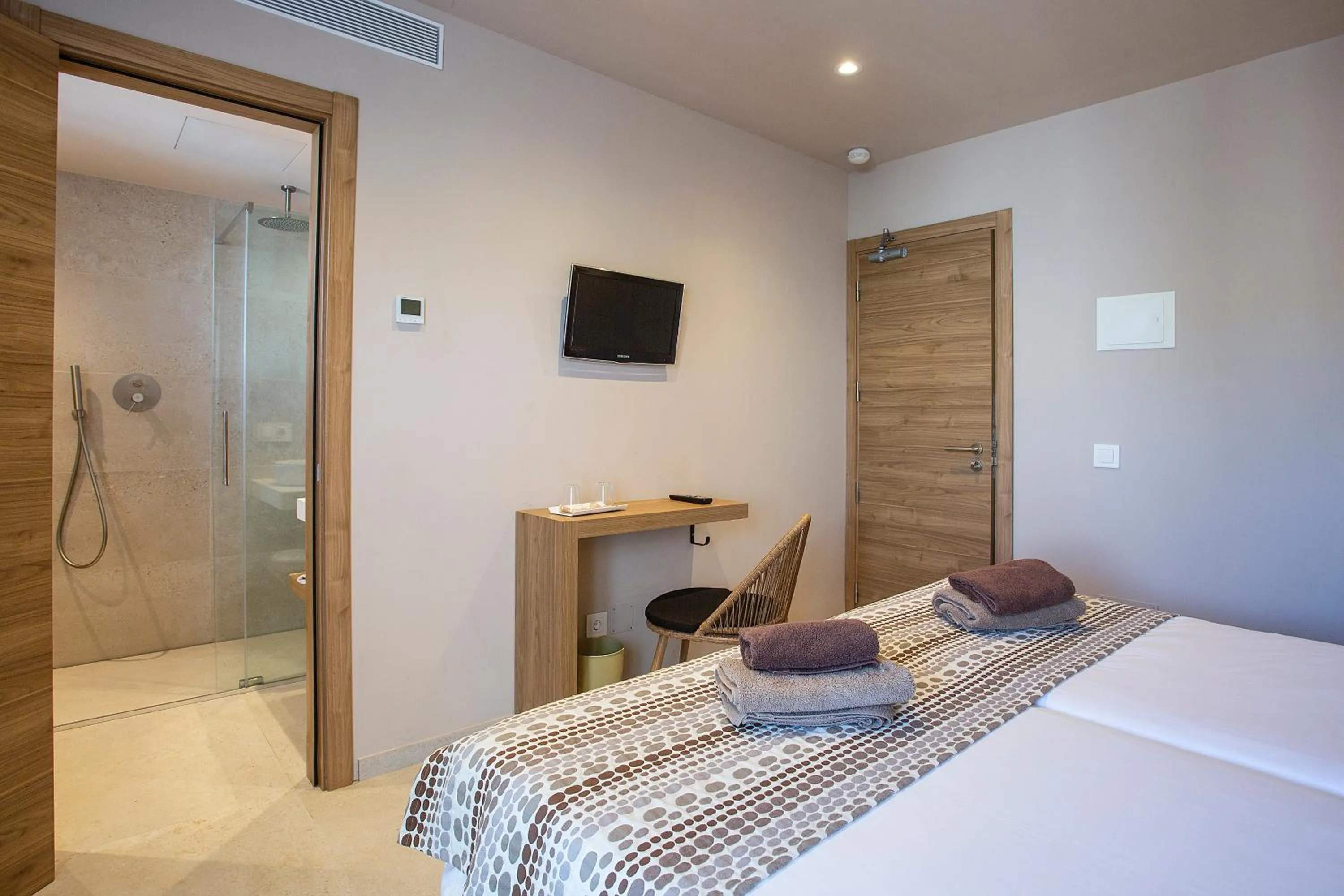 Shower, Bed in Hotel Ses Puntetes