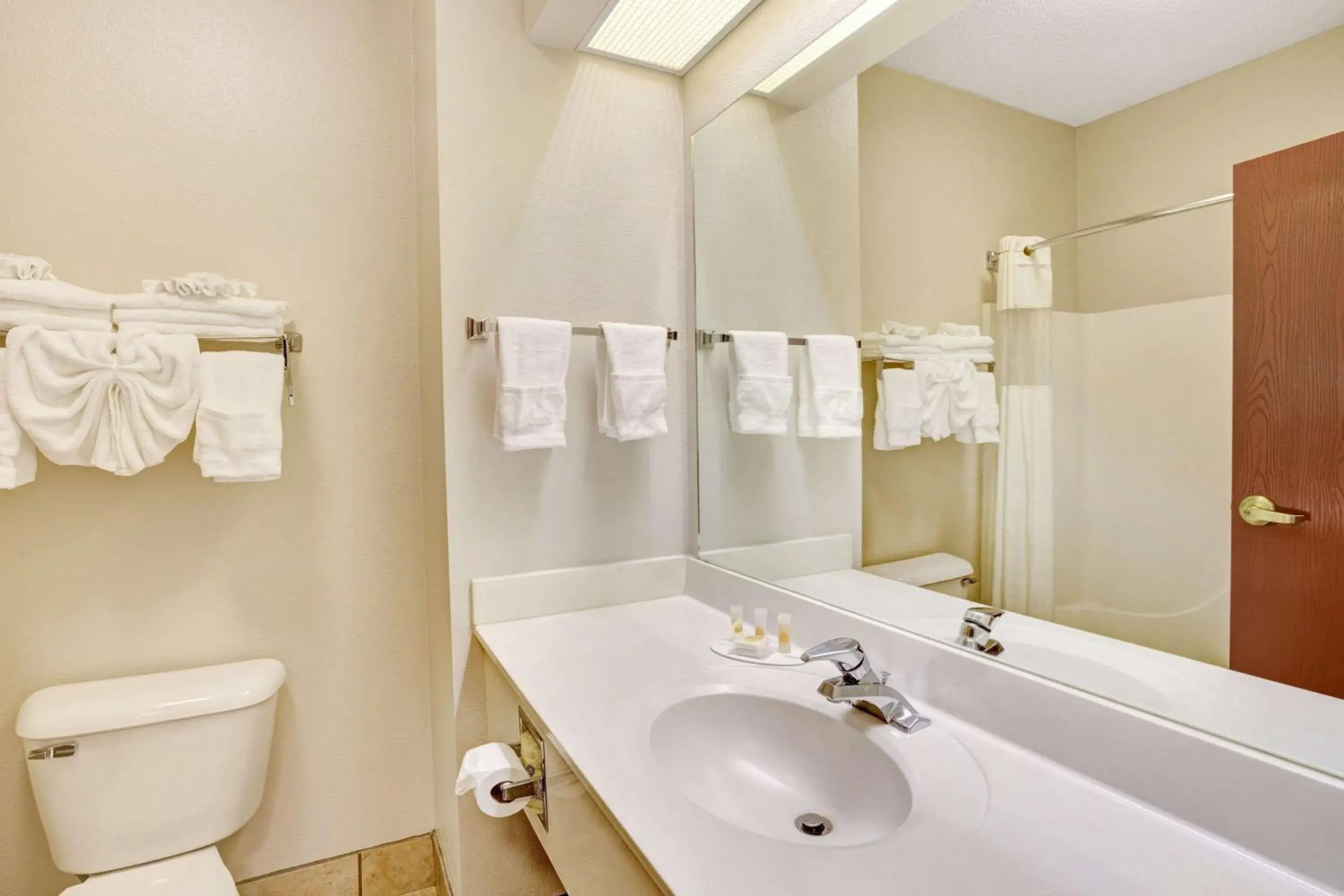 Photo of the whole room in Days Inn & Suites by Wyndham Louisville SW Photo of the whole room in Days Inn & Suites by Wyndham Louisville SW