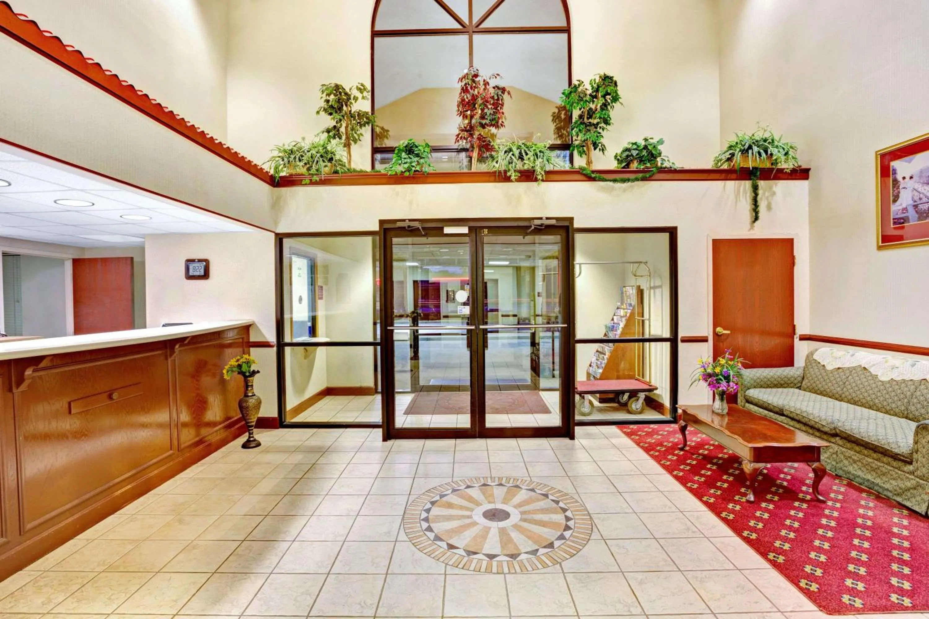 Lobby or reception in Days Inn & Suites by Wyndham Louisville SW