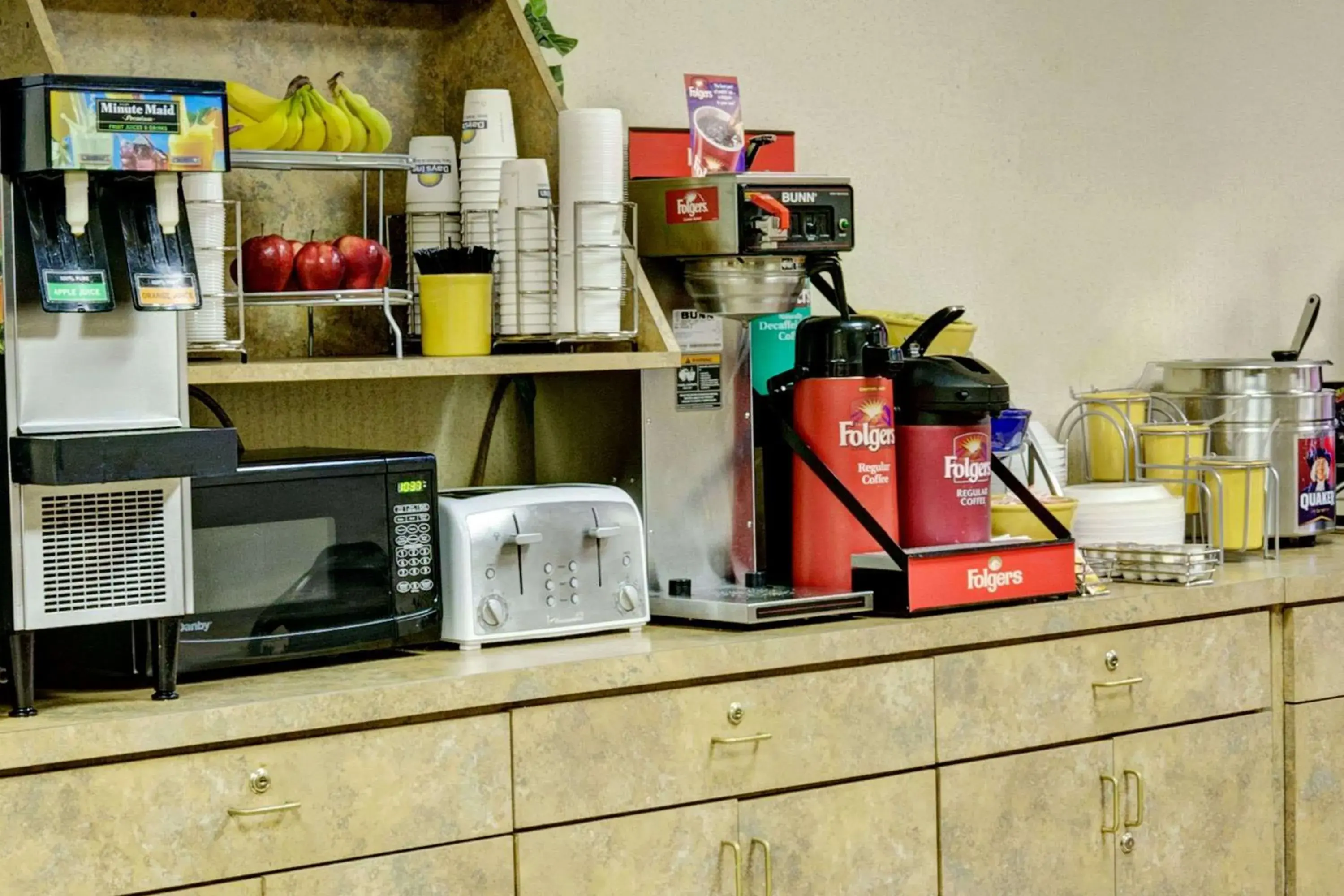 Restaurant/places to eat in Days Inn & Suites by Wyndham Louisville SW Restaurant/places to eat in Days Inn & Suites by Wyndham Louisville SW