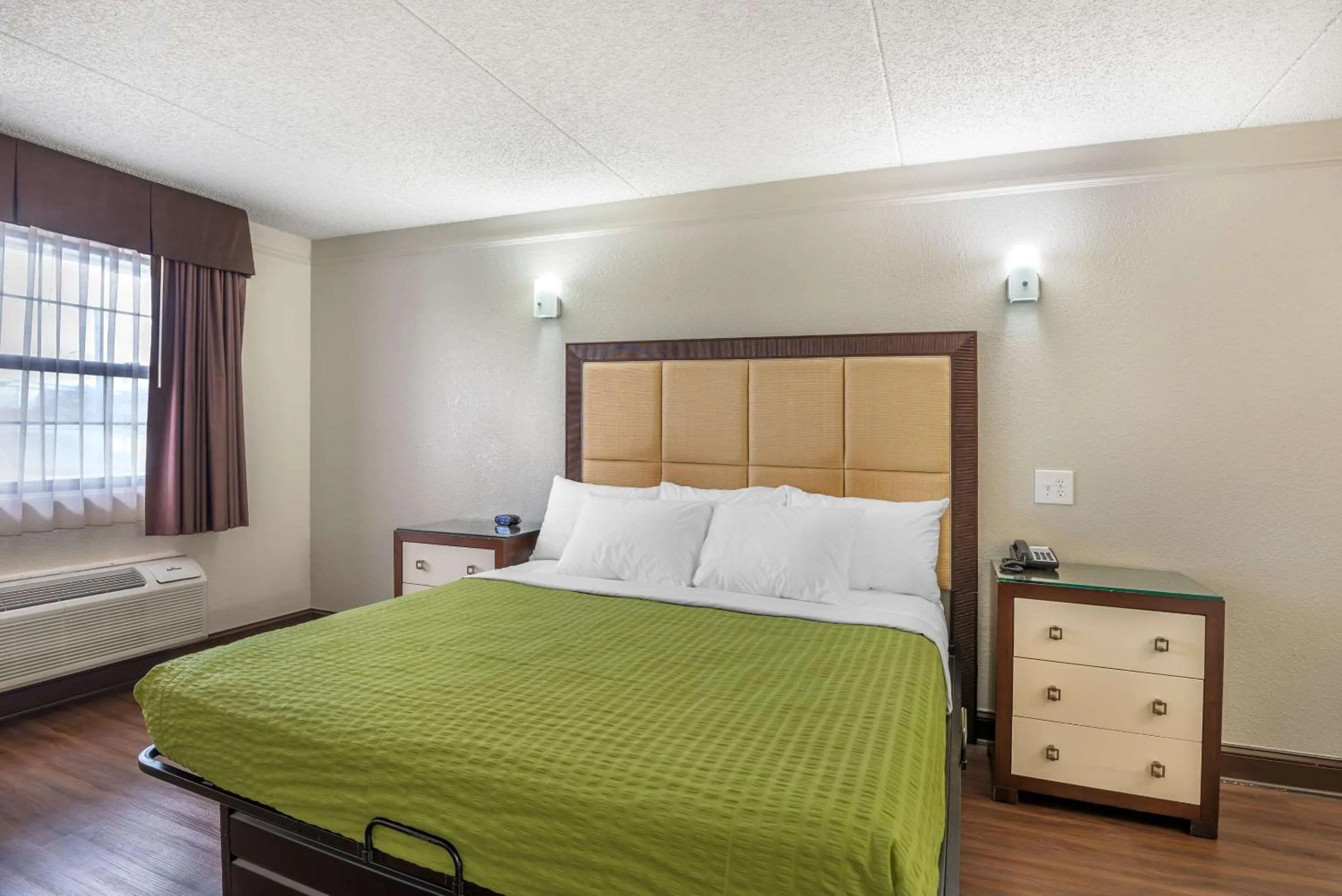 Bedroom, Bed in Days Inn by Wyndham Richmond/South