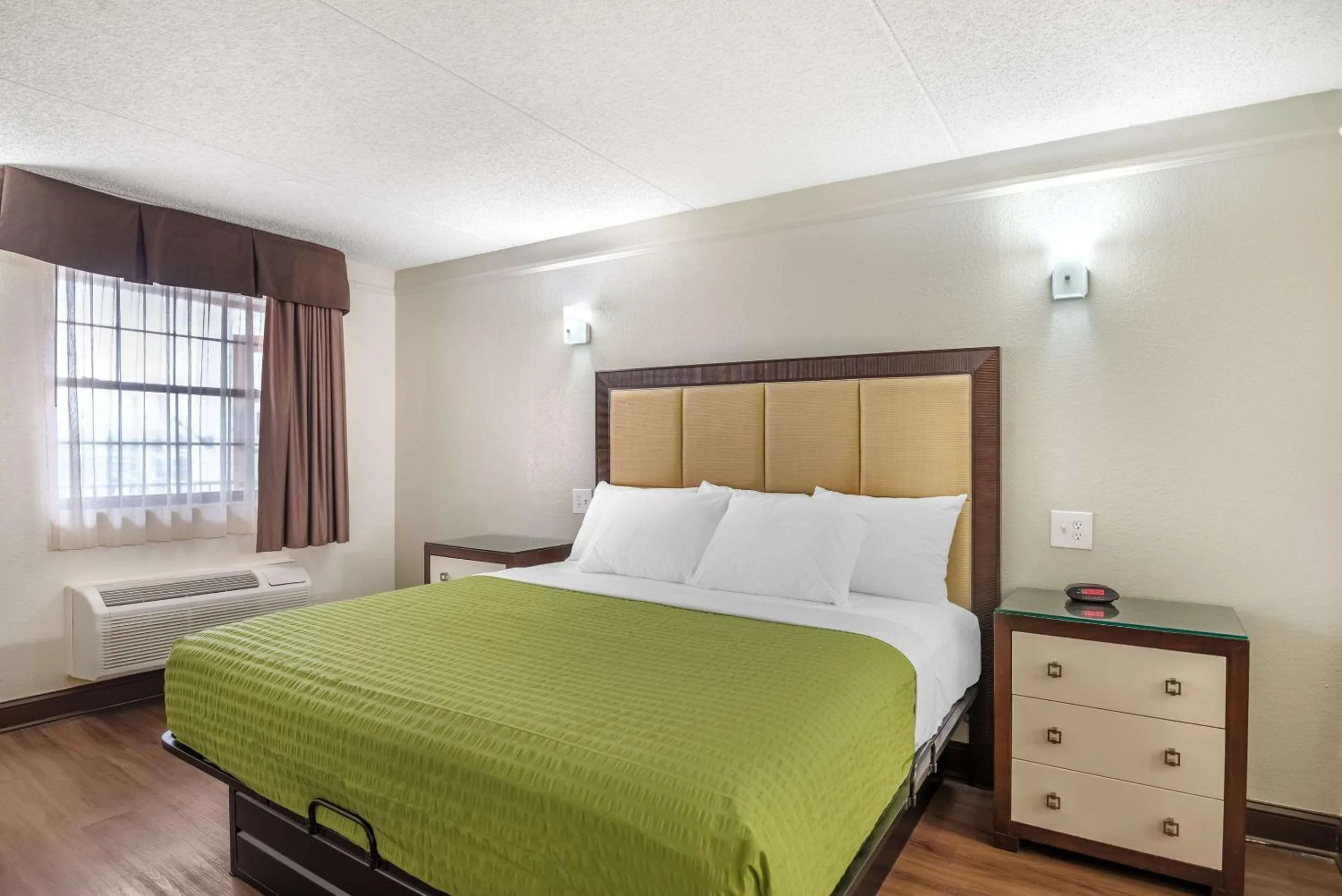 Bedroom, Bed in Days Inn by Wyndham Richmond/South