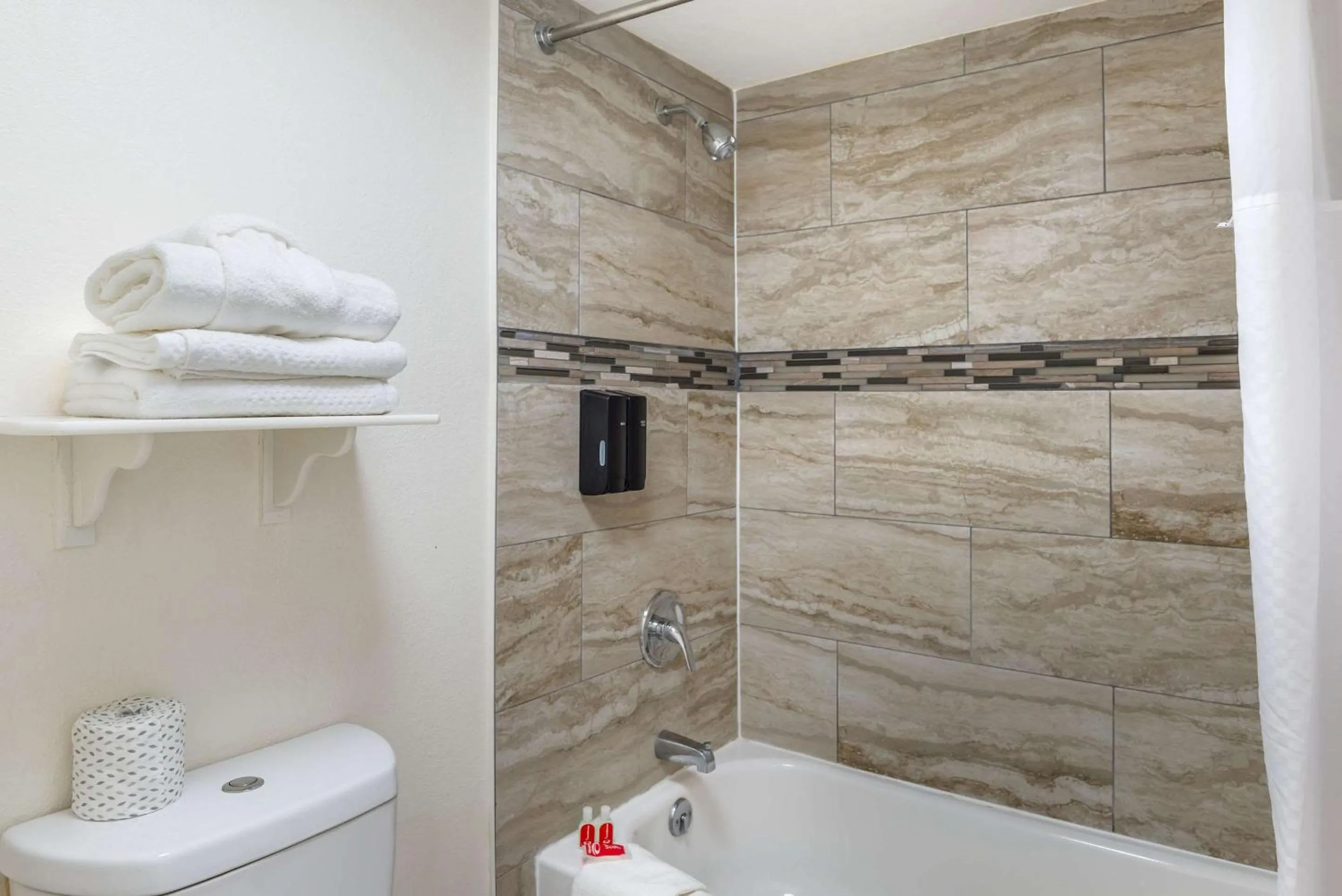 Bedroom in Days Inn by Wyndham Richmond/South