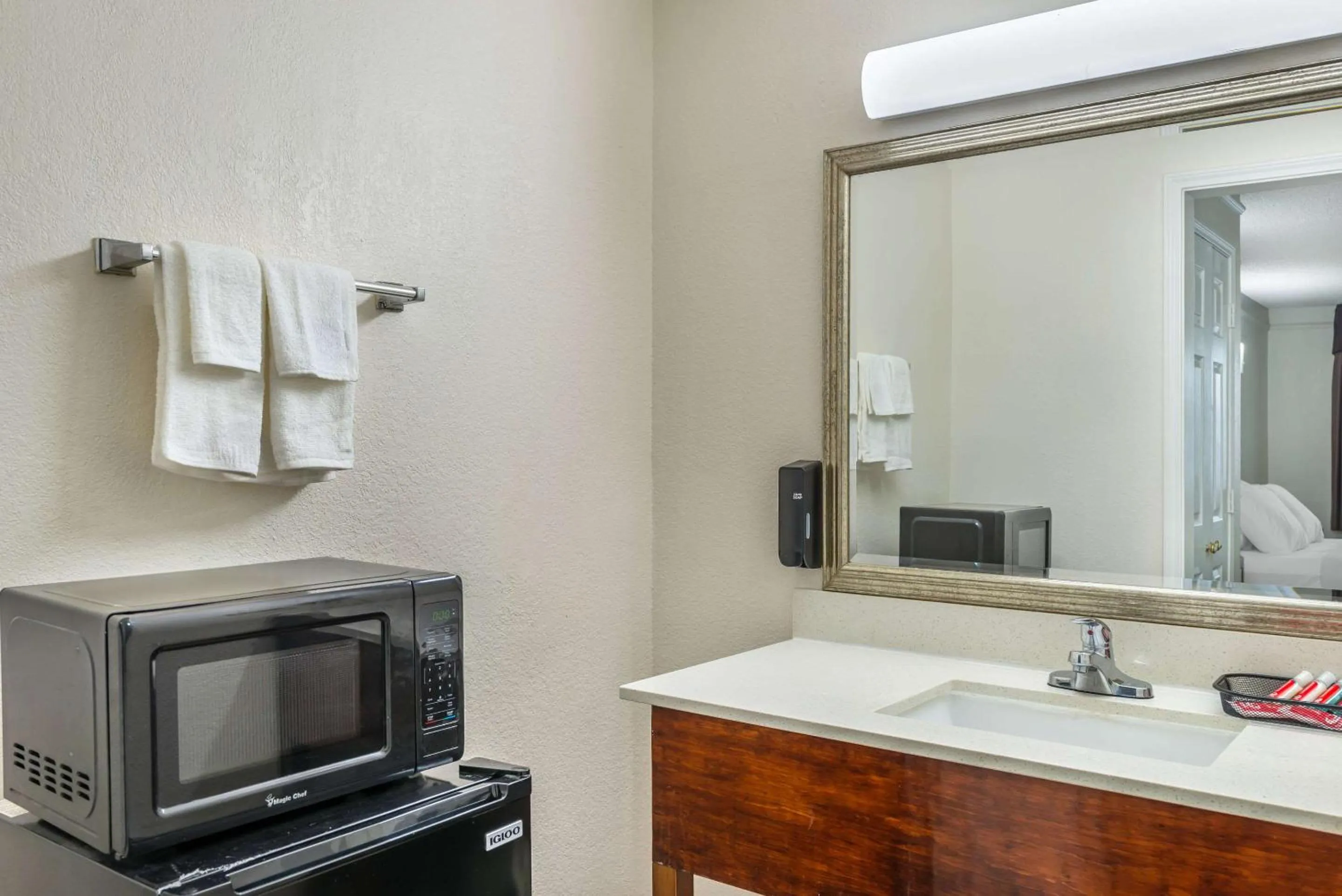 Bedroom in Days Inn by Wyndham Richmond/South