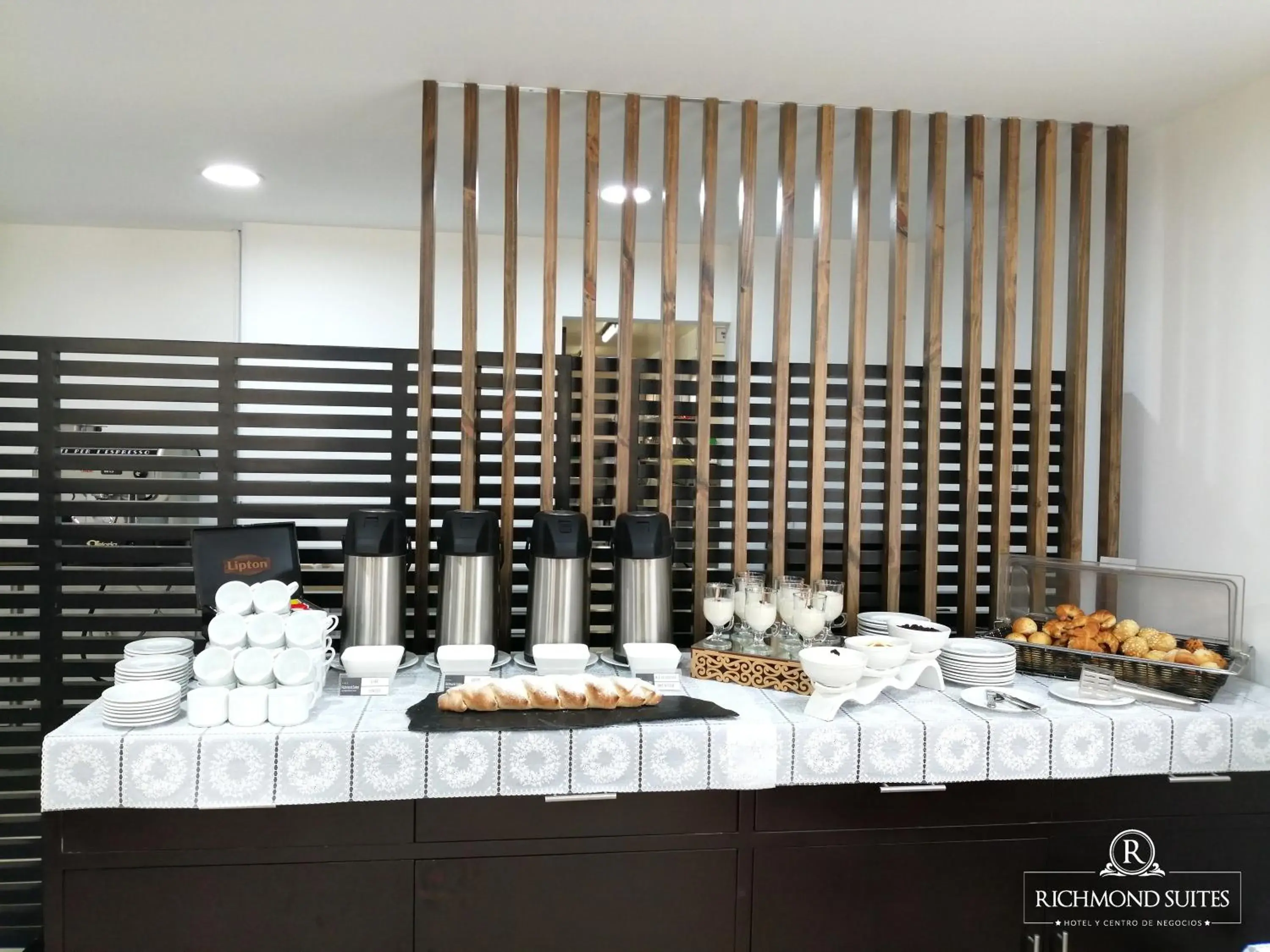 Breakfast in Richmond Suites Hotel Breakfast in Richmond Suites Hotel