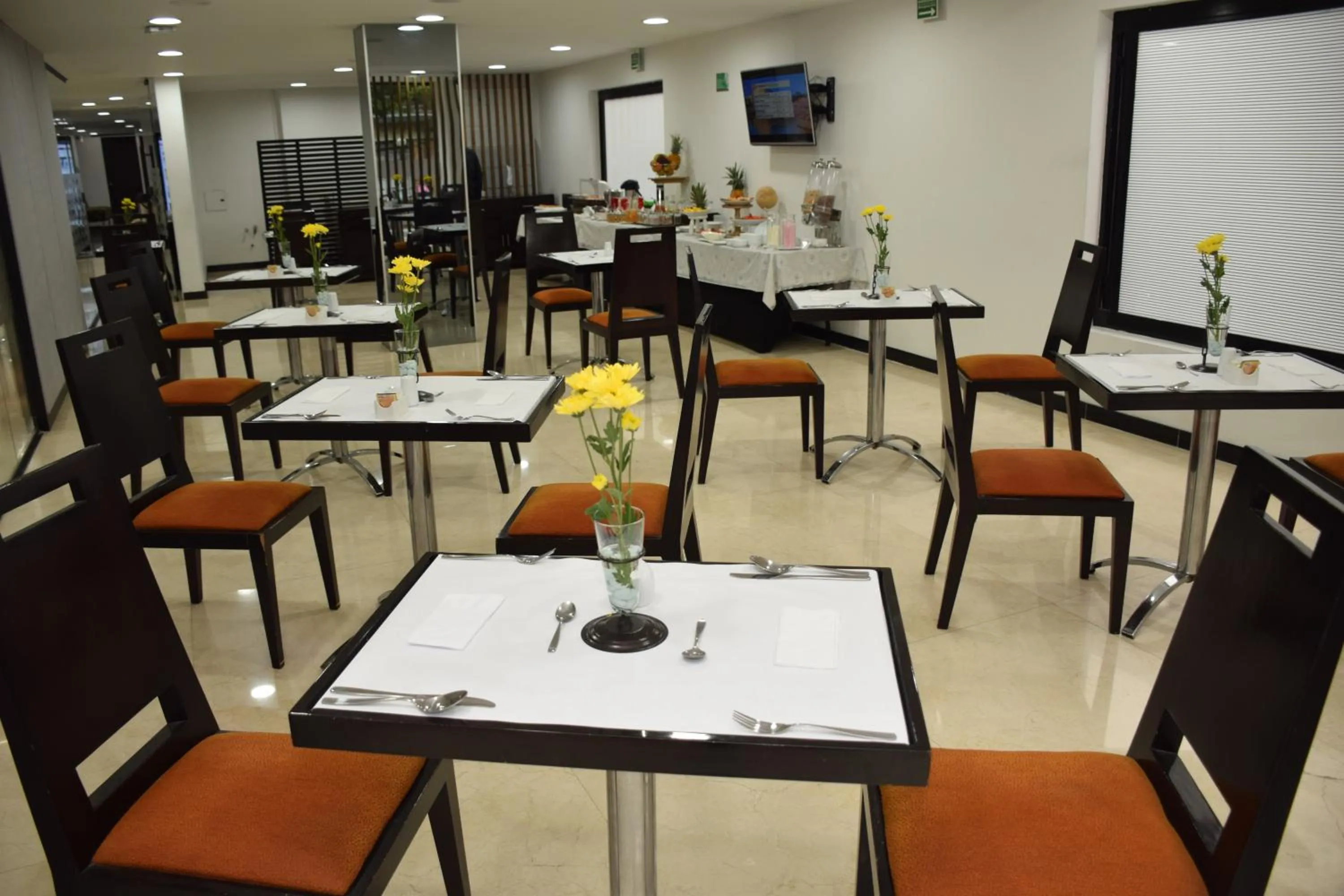 Restaurant/places to eat in Richmond Suites Hotel
