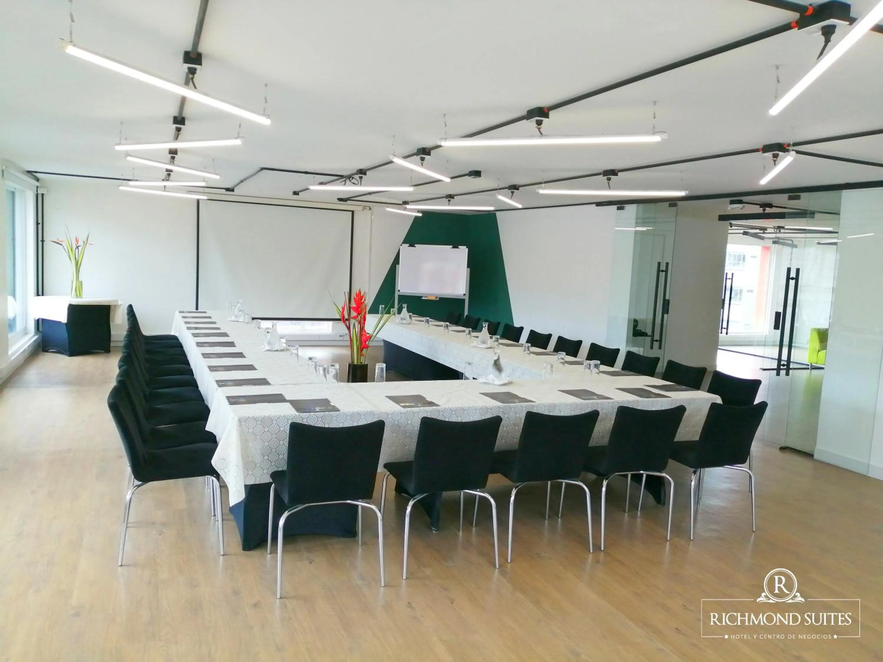 Meeting/conference room in Richmond Suites Hotel