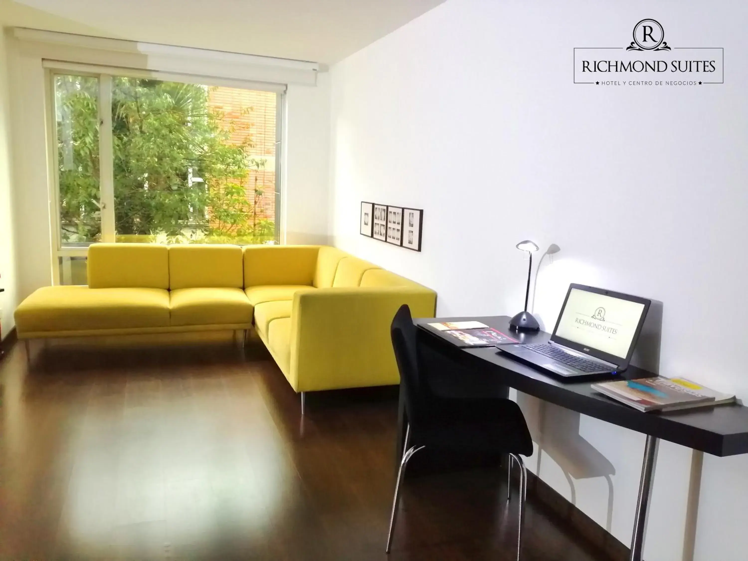 Living room in Richmond Suites Hotel Living room in Richmond Suites Hotel