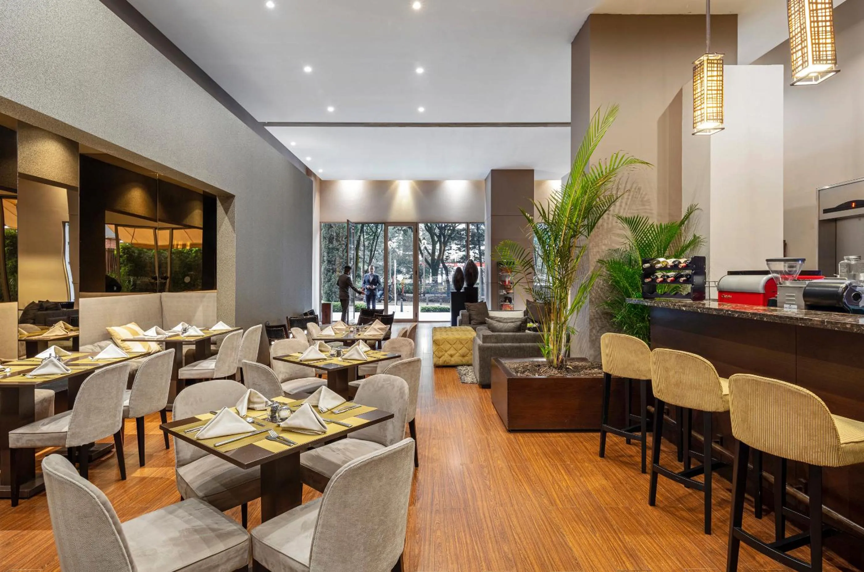 Restaurant/places to eat in Hotel Cabrera Imperial By key 33