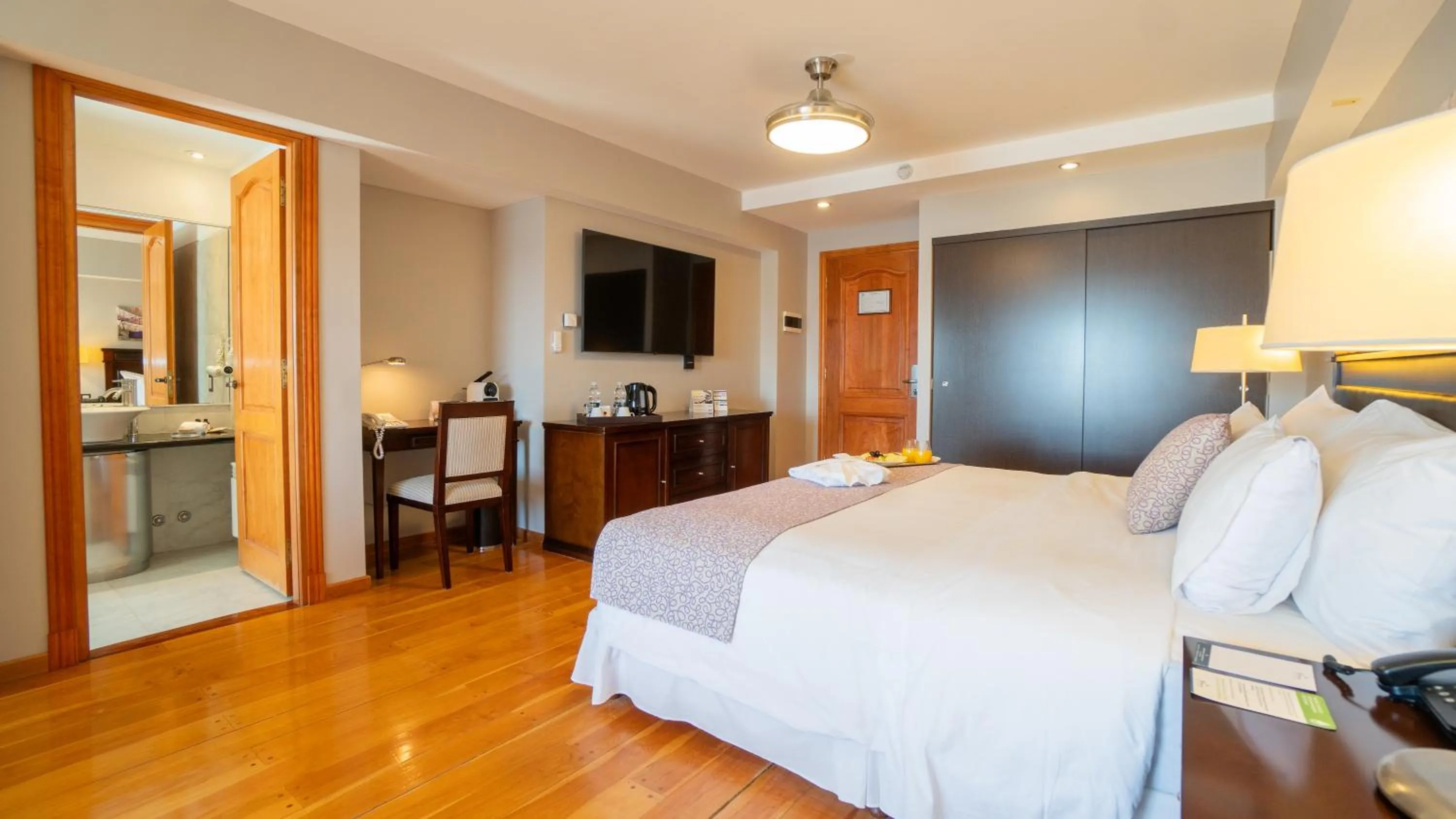 Bed in Alma Del Lago Suites & Spa