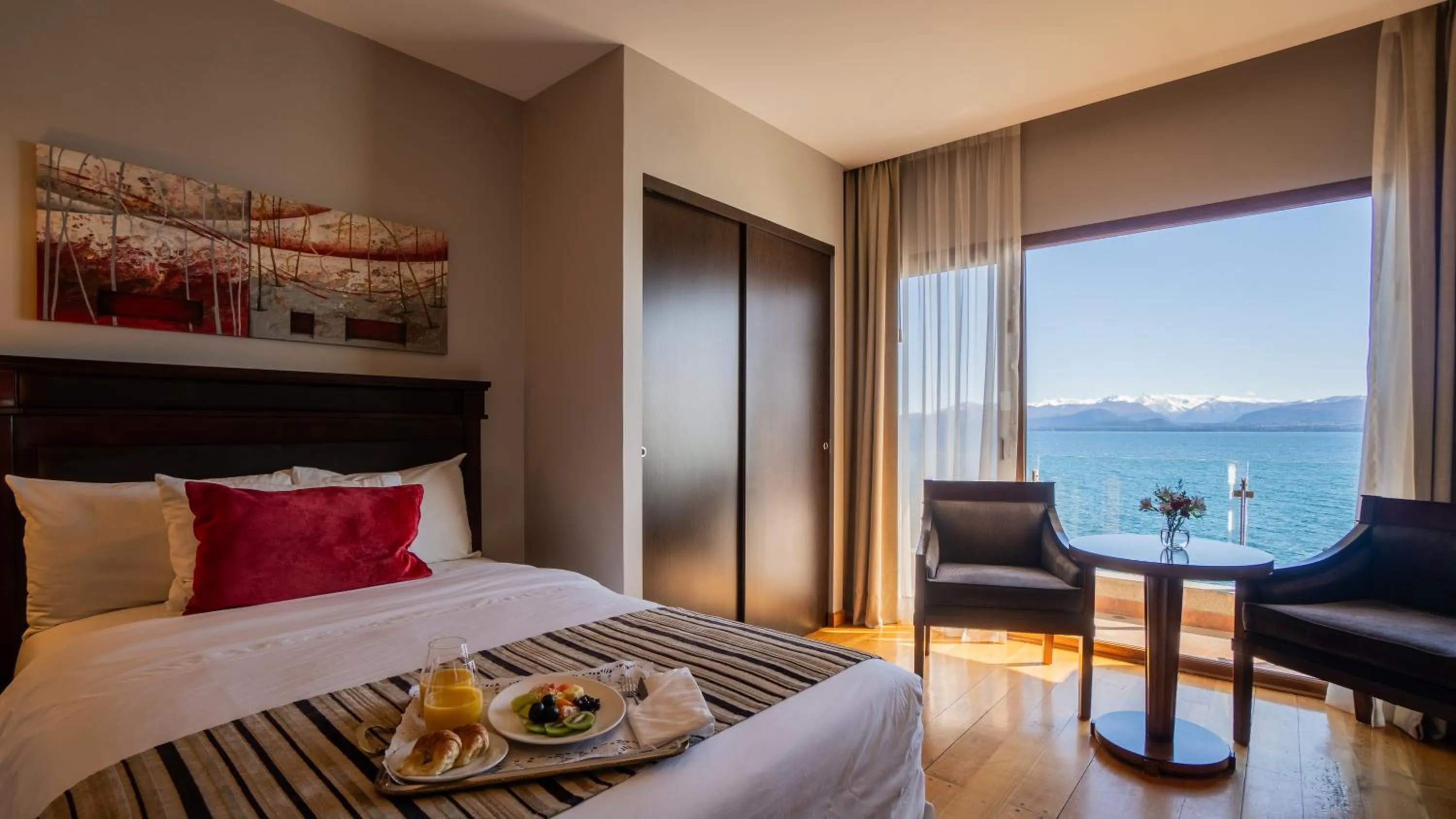 Bed in Alma Del Lago Suites & Spa