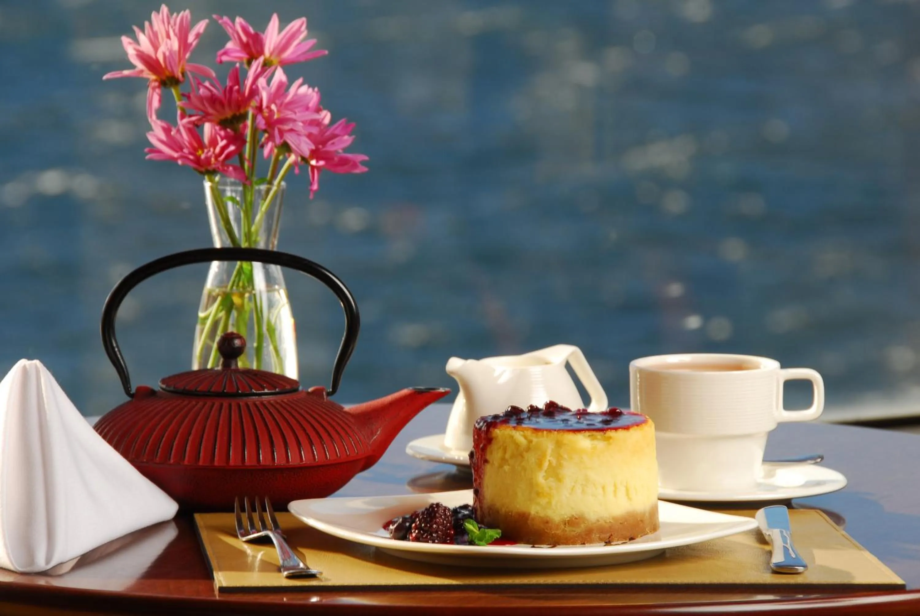 Lounge or bar in Alma Del Lago Suites & Spa