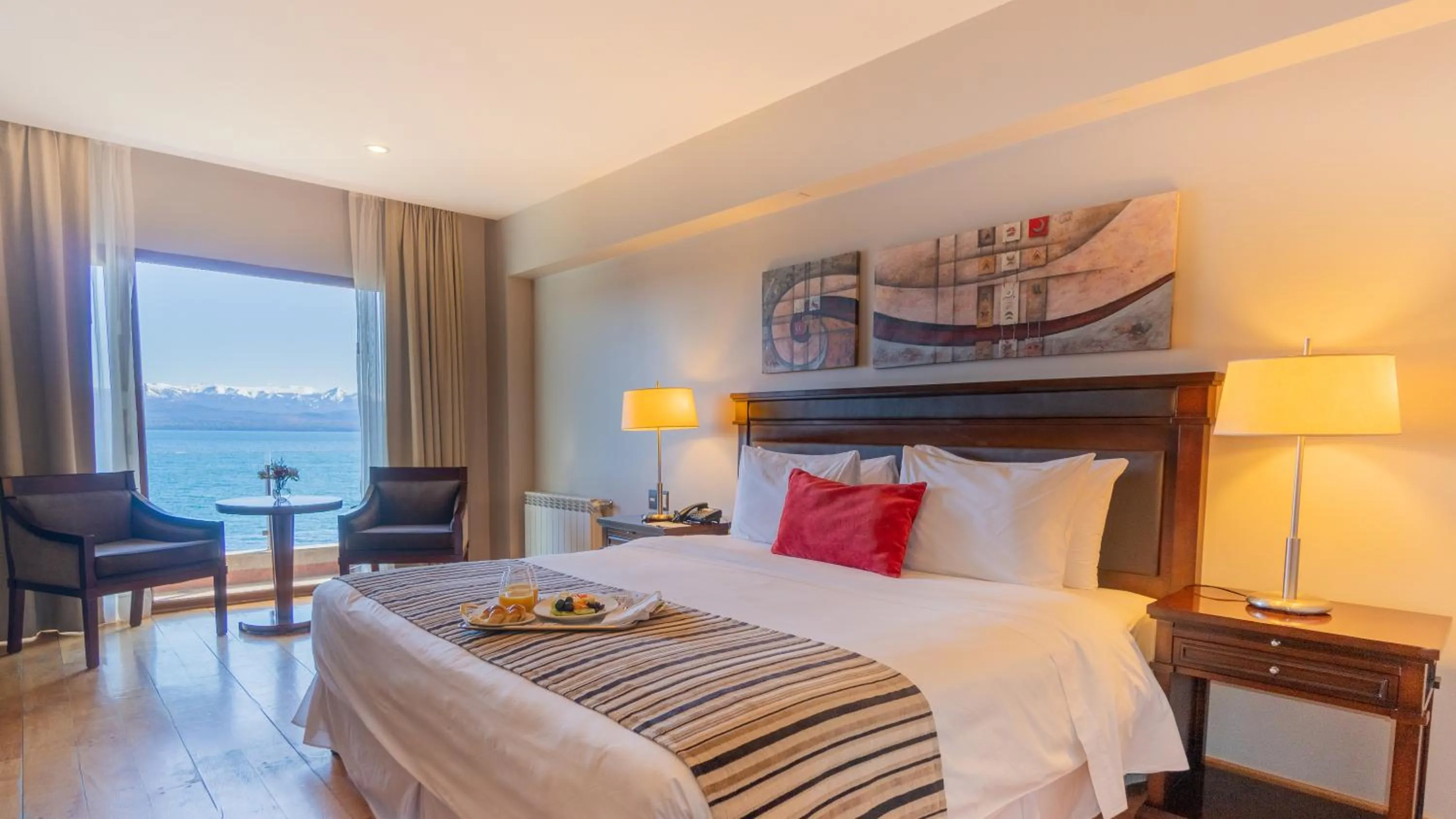 Bed in Alma Del Lago Suites & Spa