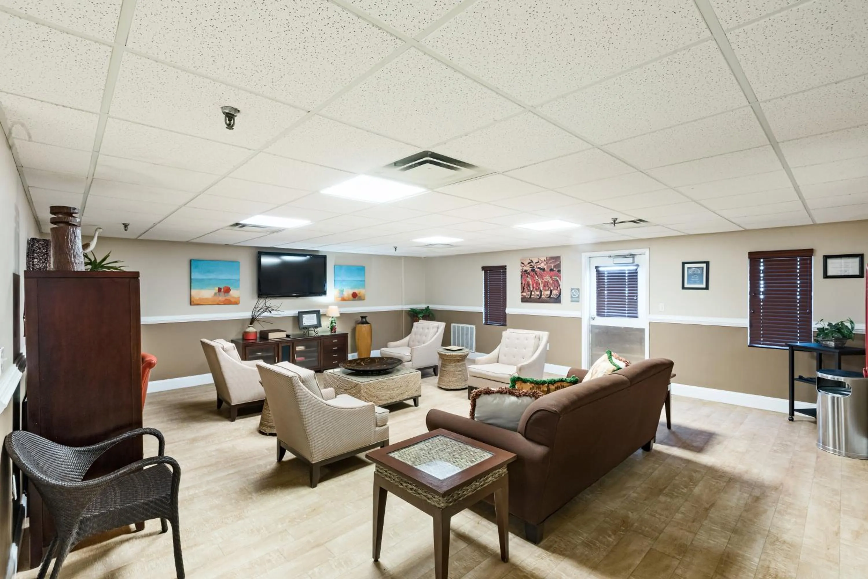 Communal lounge/ TV room in The Ocean Key Virginia Beach Resort