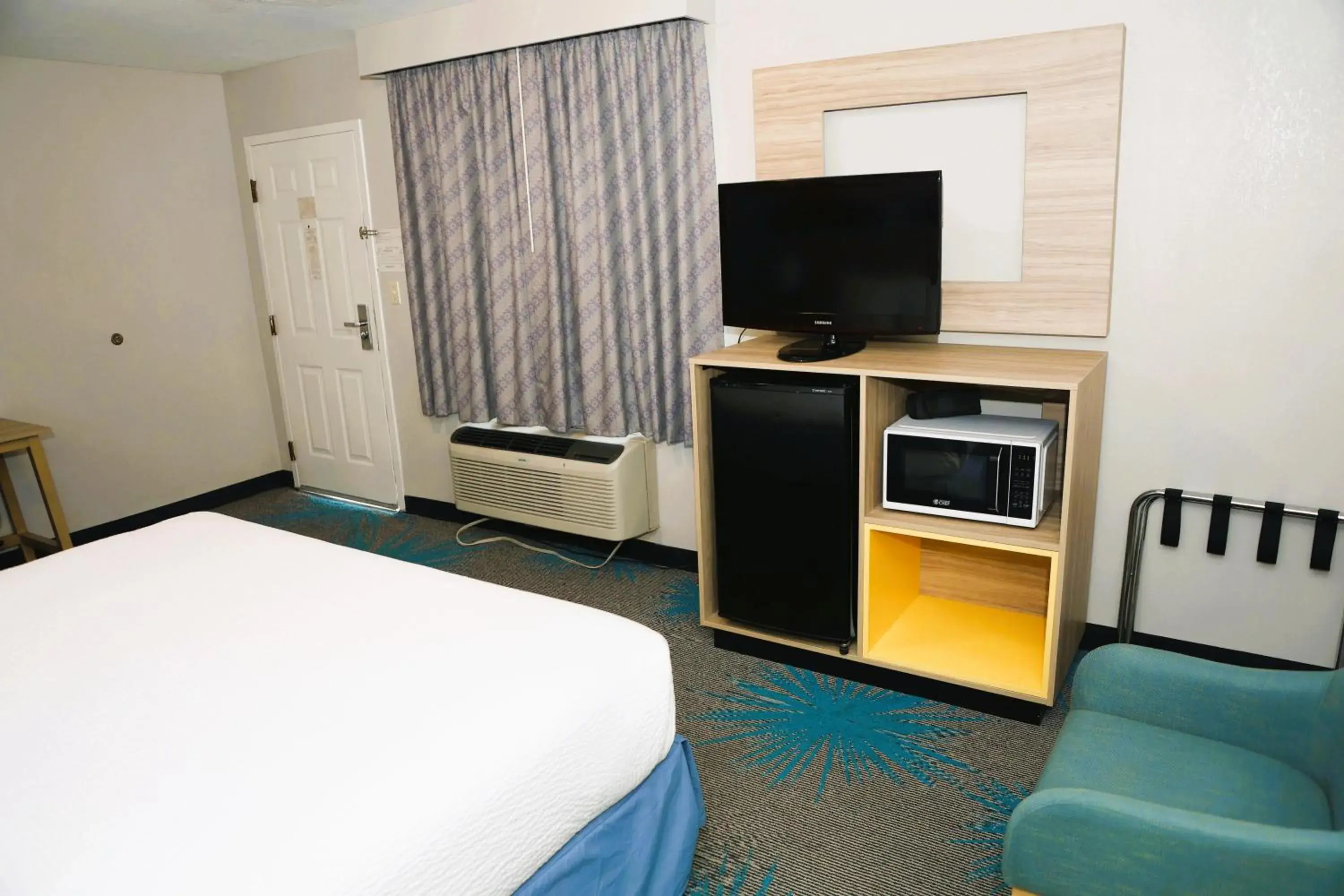 Bedroom, Bed in Days Inn by Wyndham East Albuquerque 'Newly Renovated' Bedroom, Bed in Days Inn by Wyndham East Albuquerque 'Newly Renovated'