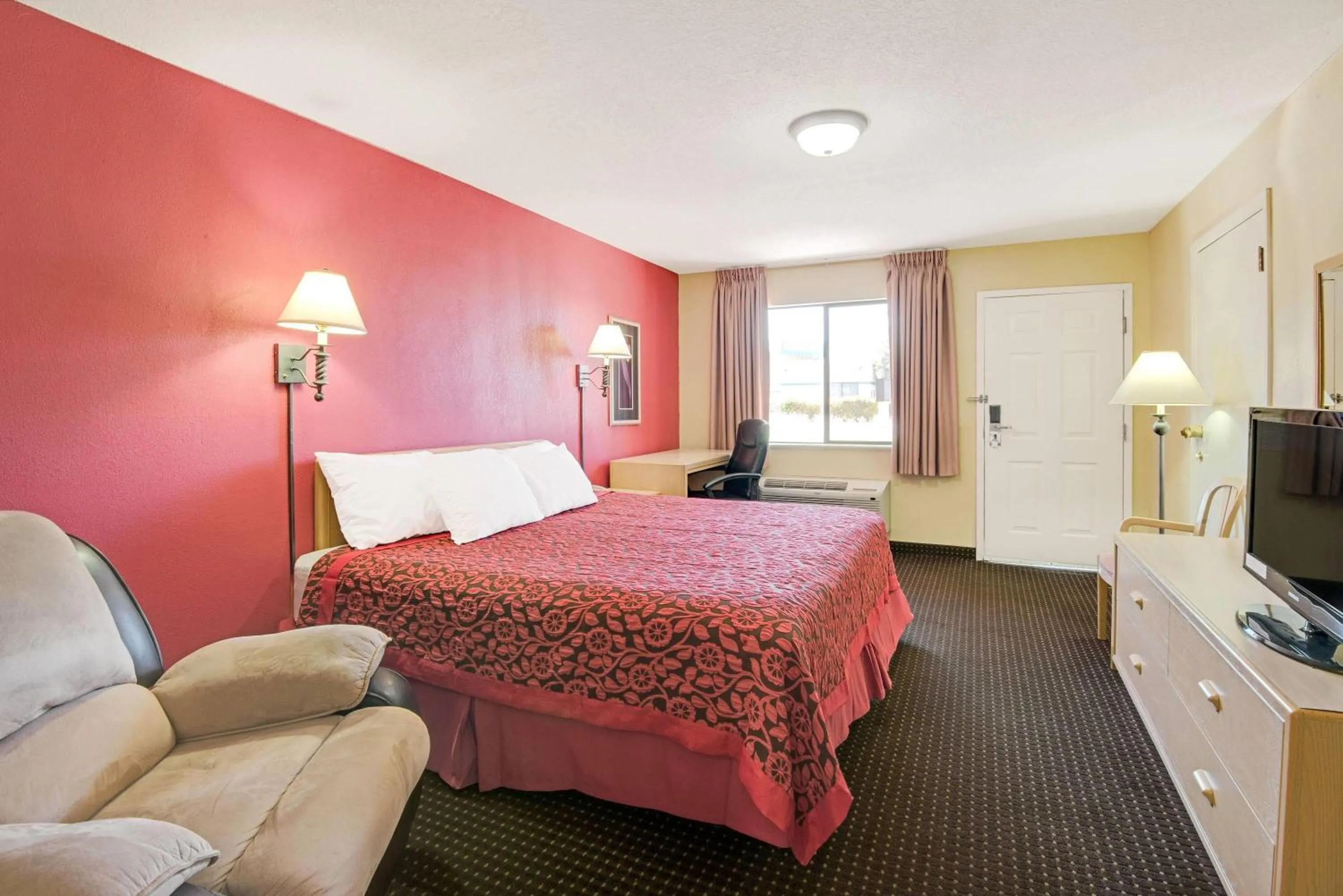 Photo of the whole room, Bed in Days Inn by Wyndham East Albuquerque