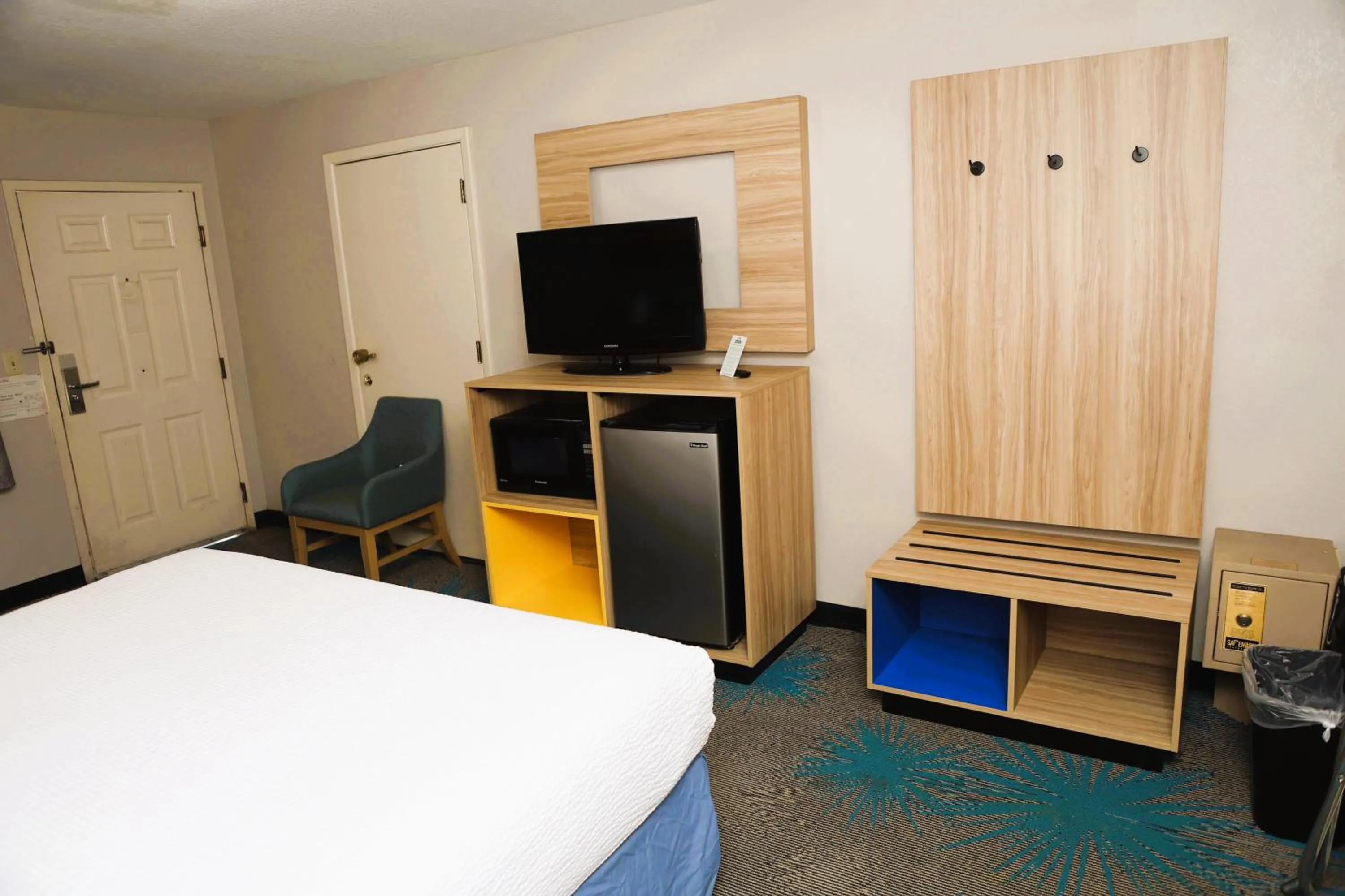 Photo of the whole room, Bed in Days Inn by Wyndham East Albuquerque