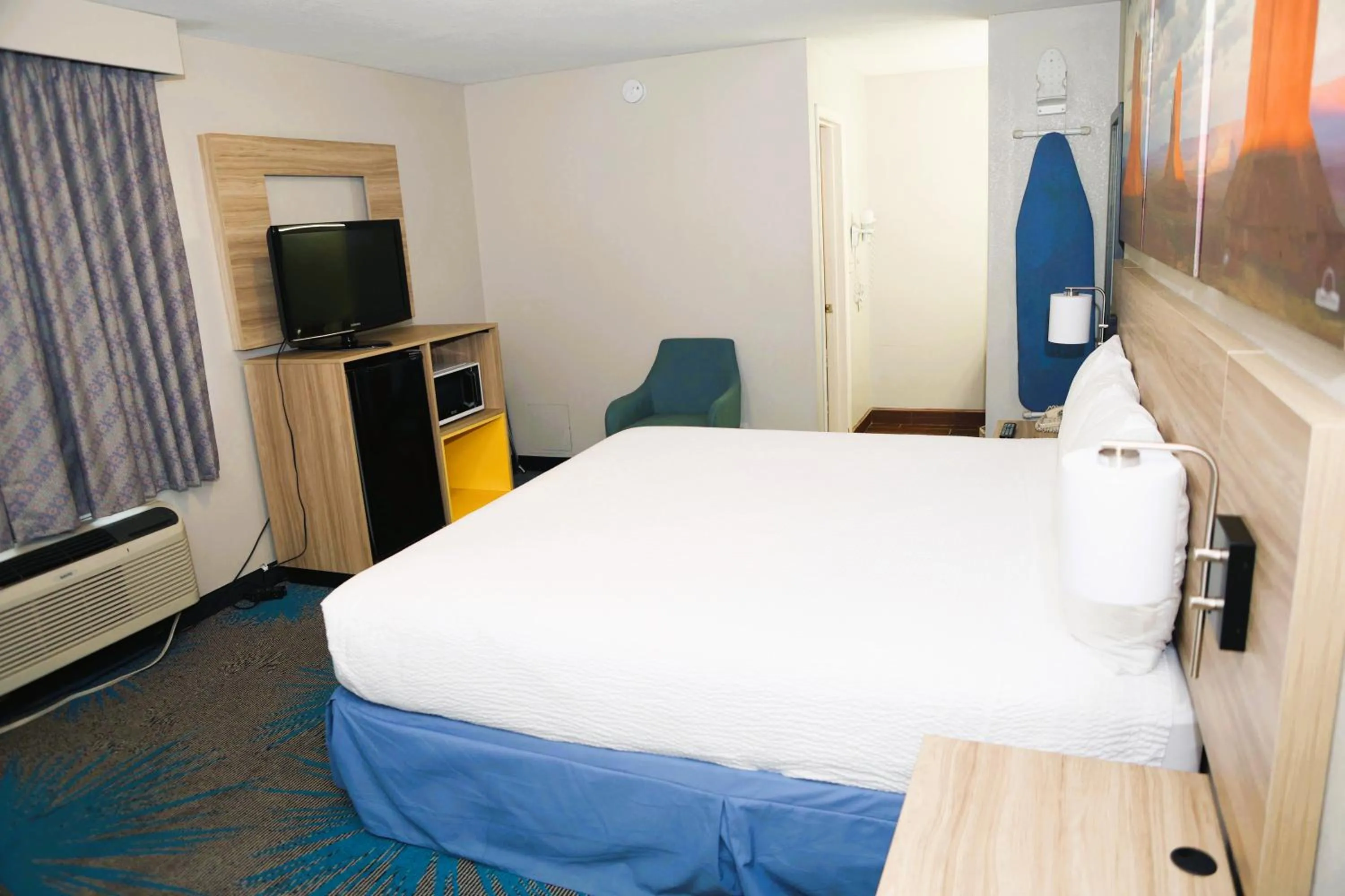 Photo of the whole room, Bed in Days Inn by Wyndham East Albuquerque