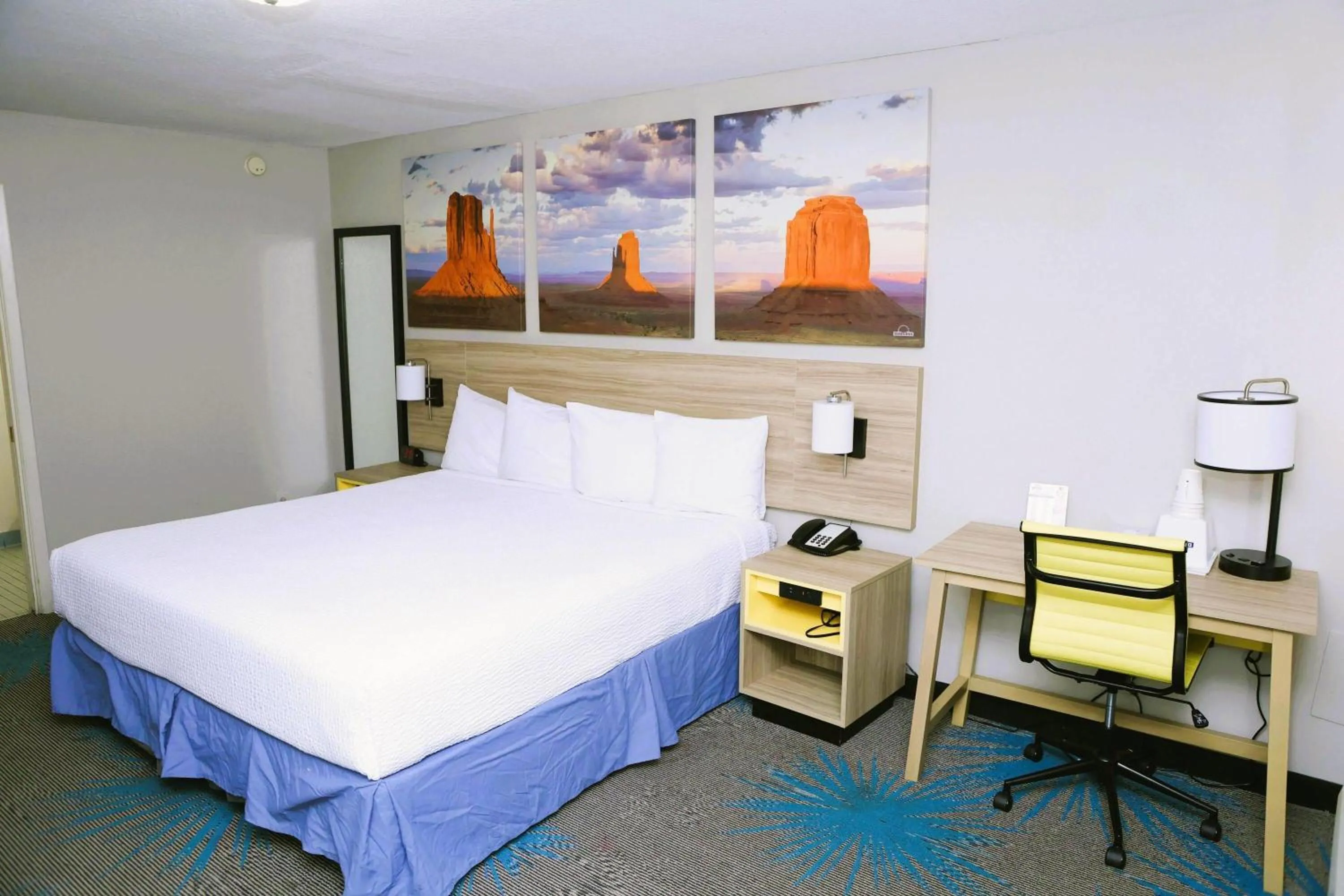 Photo of the whole room, Bed in Days Inn by Wyndham East Albuquerque