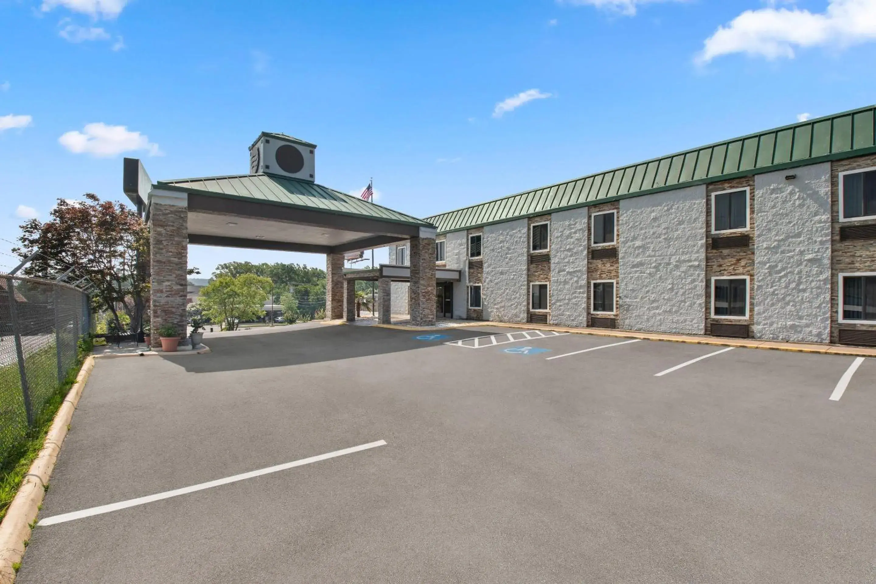 Property building in Quality Inn Hixson-Chattanooga Property building in Quality Inn Hixson-Chattanooga