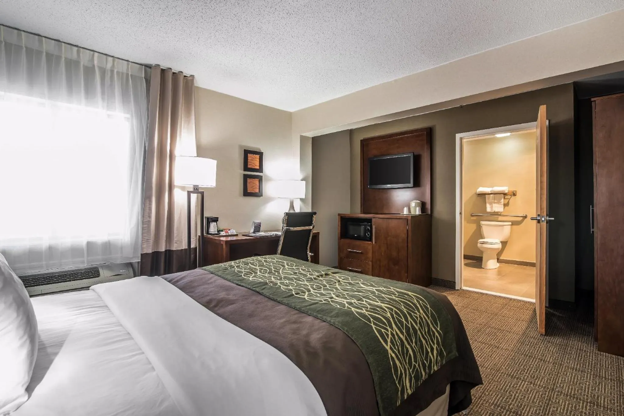 Photo of the whole room, Bed in Comfort Inn Rutland - Killington