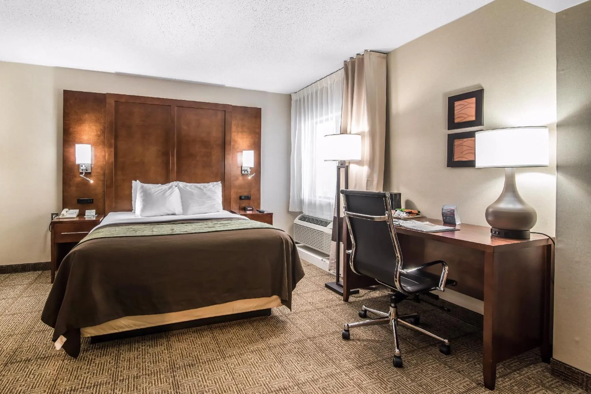 Bedroom, Bed in Comfort Inn Rutland - Killington