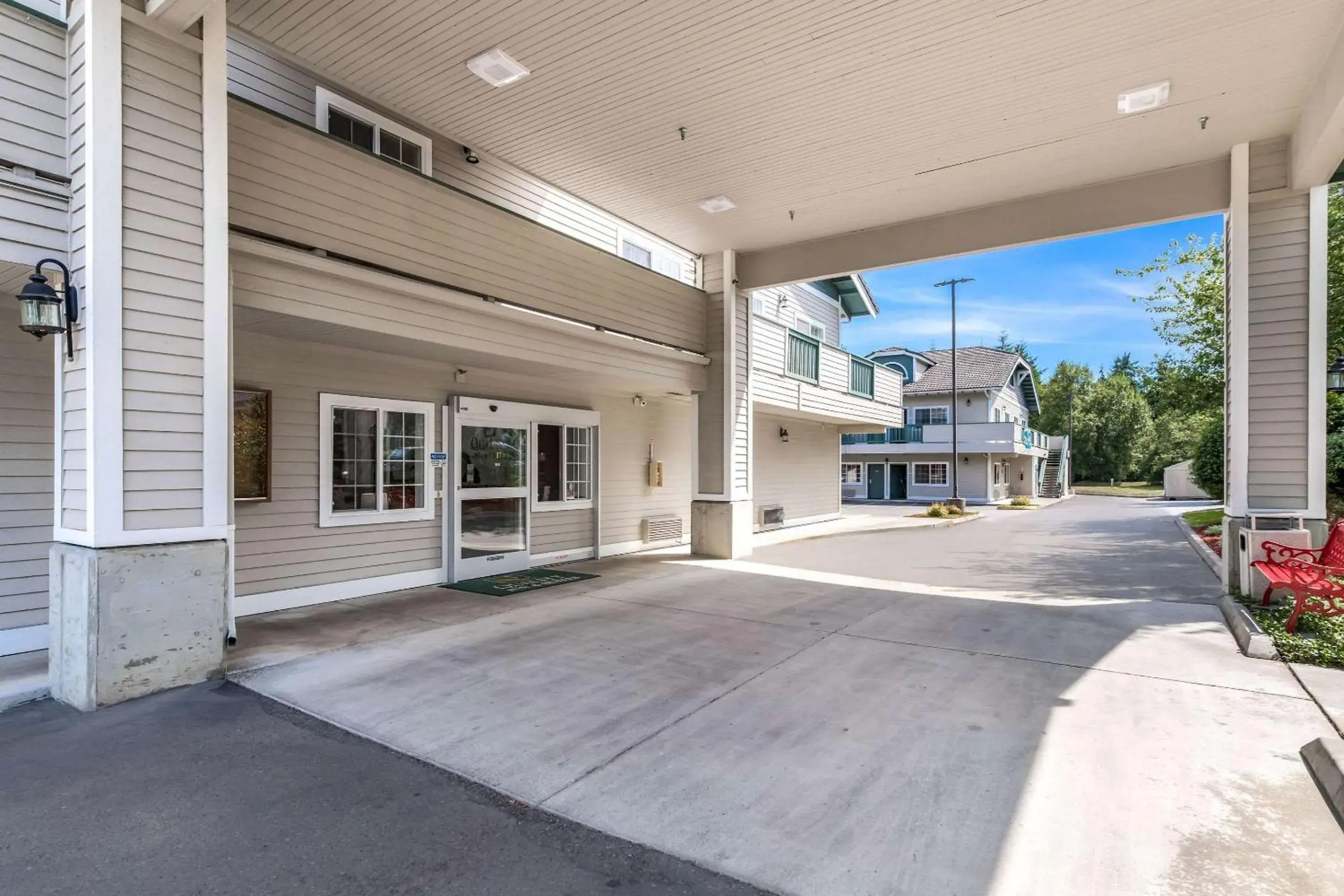 Property building in Quality Inn & Suites Bainbridge Island Property building in Quality Inn & Suites Bainbridge Island