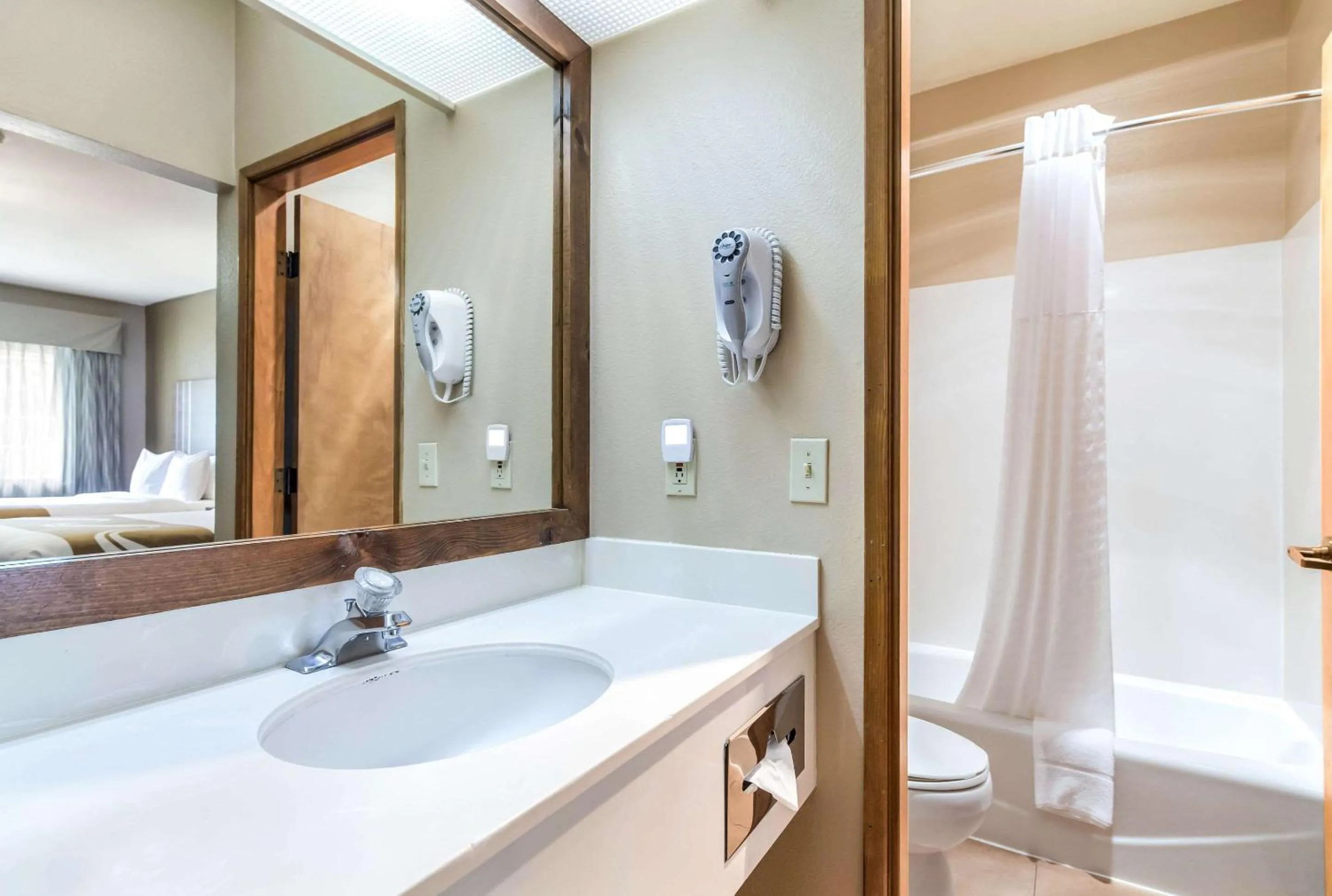 Bedroom in Quality Inn & Suites Bainbridge Island