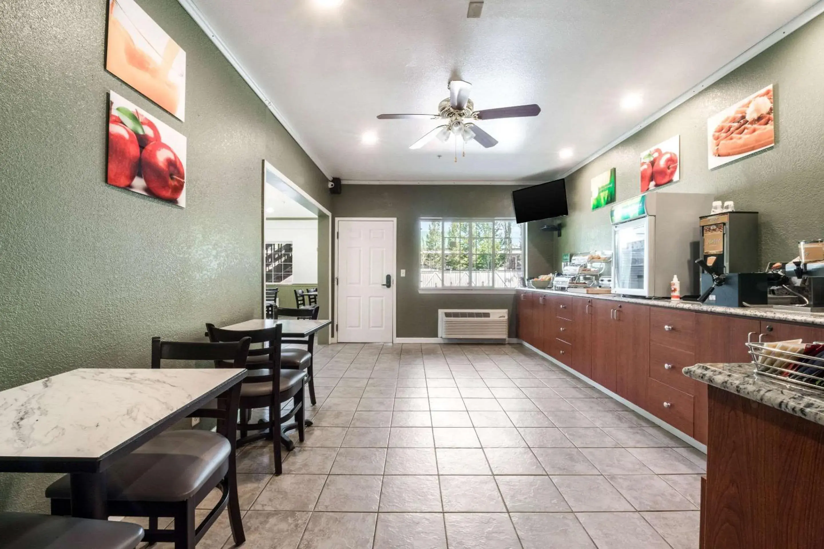 Restaurant/places to eat in Quality Inn & Suites Bainbridge Island Restaurant/places to eat in Quality Inn & Suites Bainbridge Island