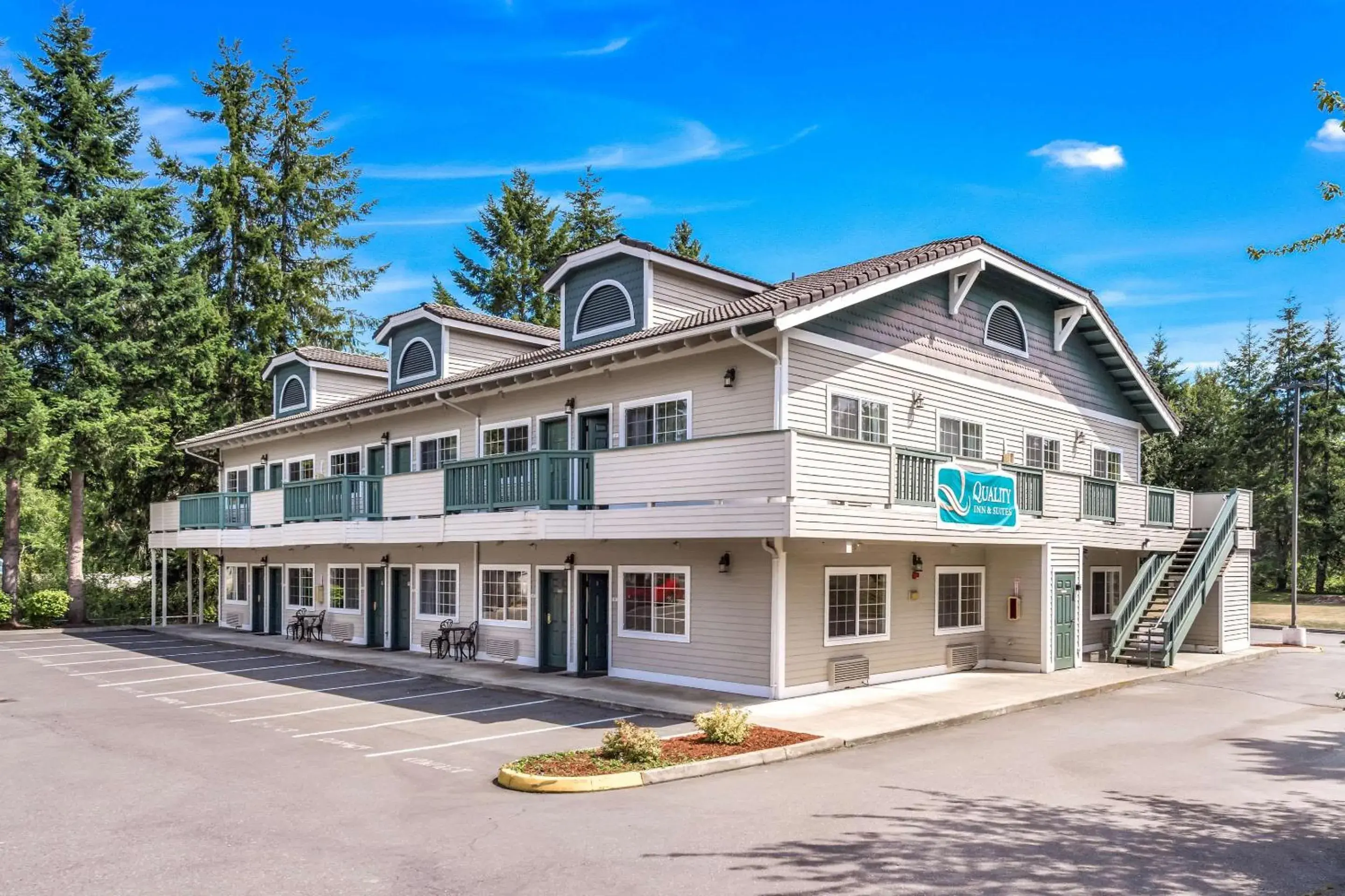 Property building in Quality Inn & Suites Bainbridge Island Property building in Quality Inn & Suites Bainbridge Island