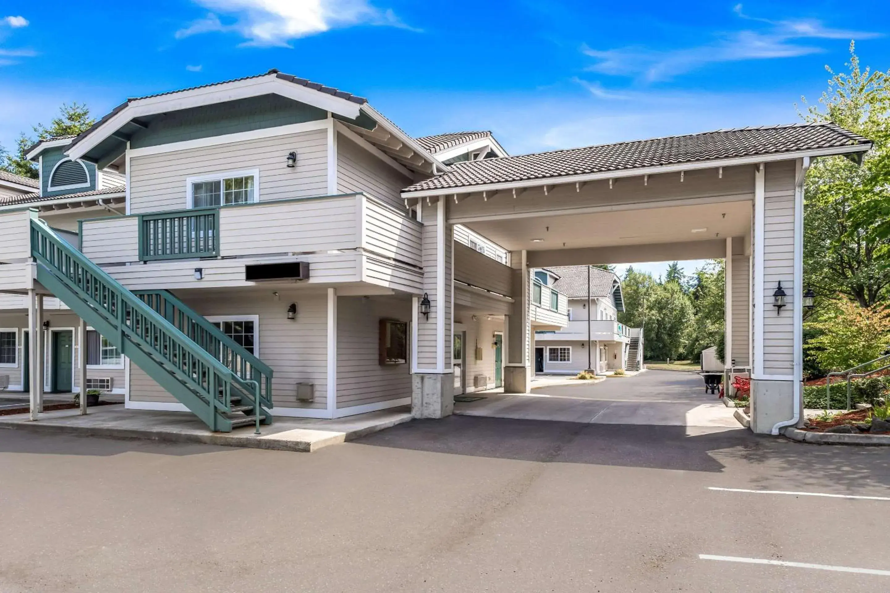 Property building in Quality Inn & Suites Bainbridge Island Property building in Quality Inn & Suites Bainbridge Island