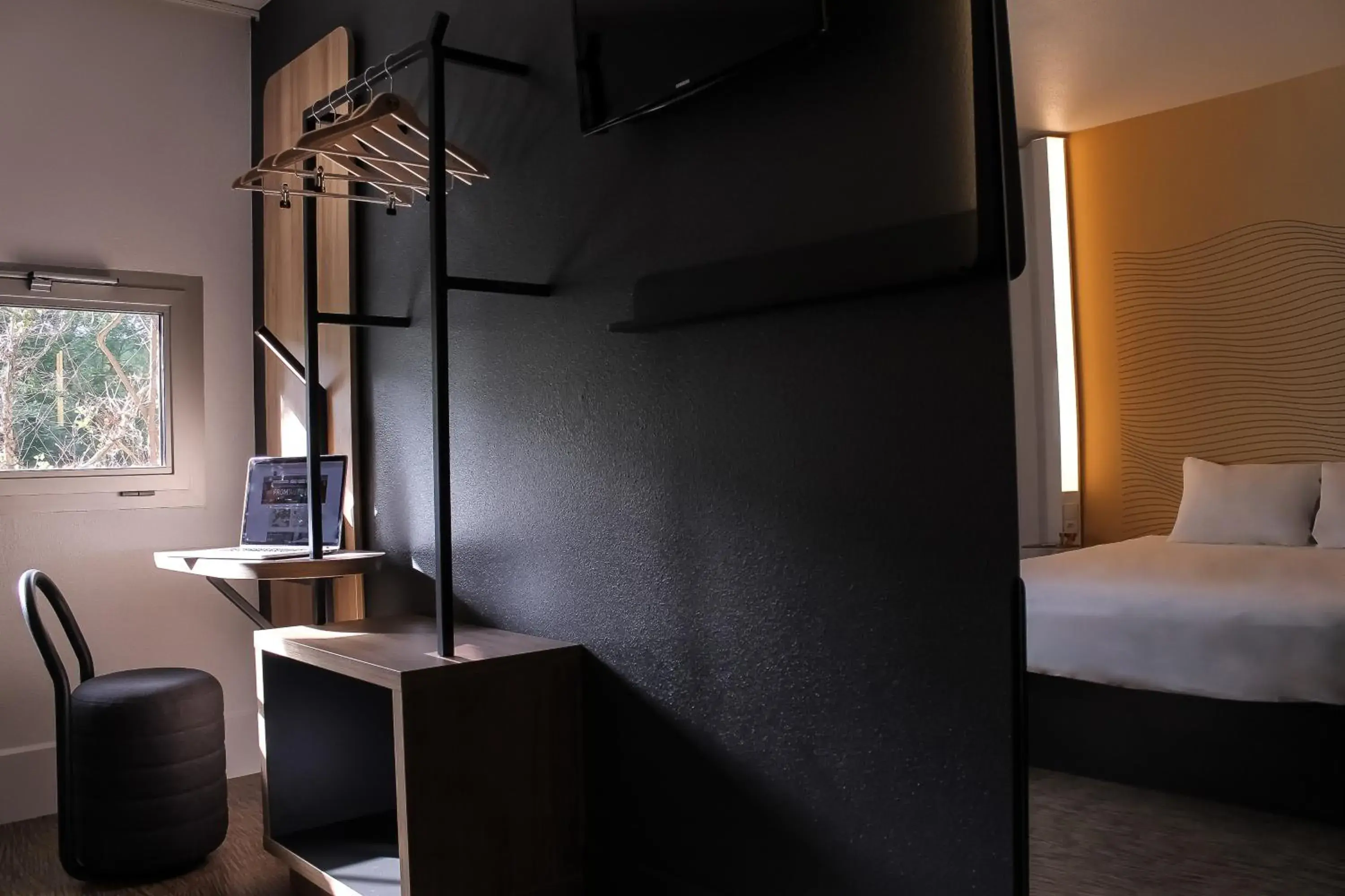 Bedroom, TV/Entertainment Center in B&B HOTEL NANTERRE Rueil-Malmaison