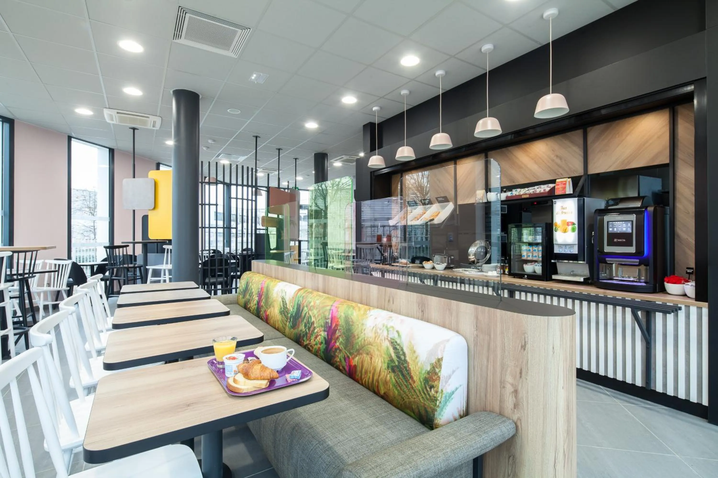 Food and drinks in B&B HOTEL NANTERRE Rueil-Malmaison