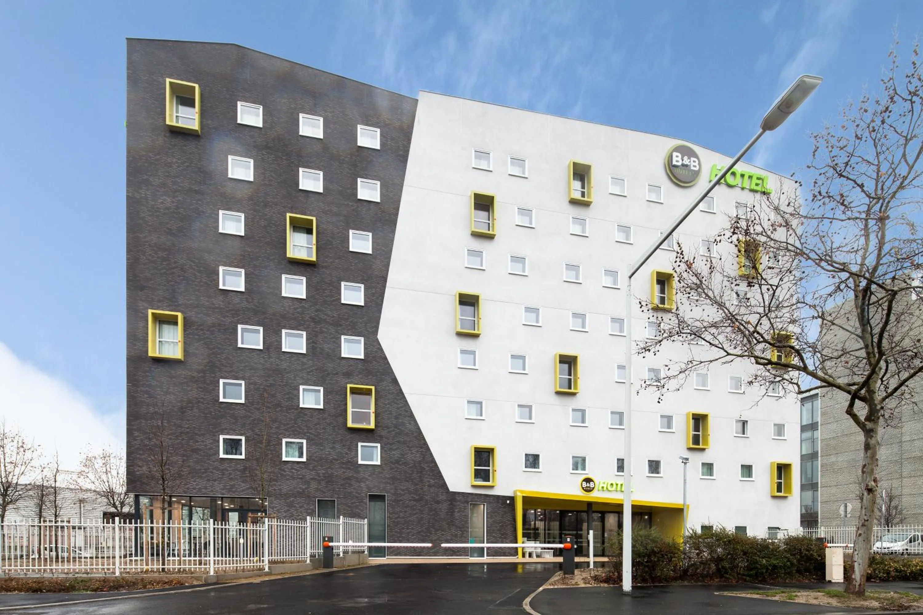 Facade/entrance in B&B HOTEL NANTERRE Rueil-Malmaison