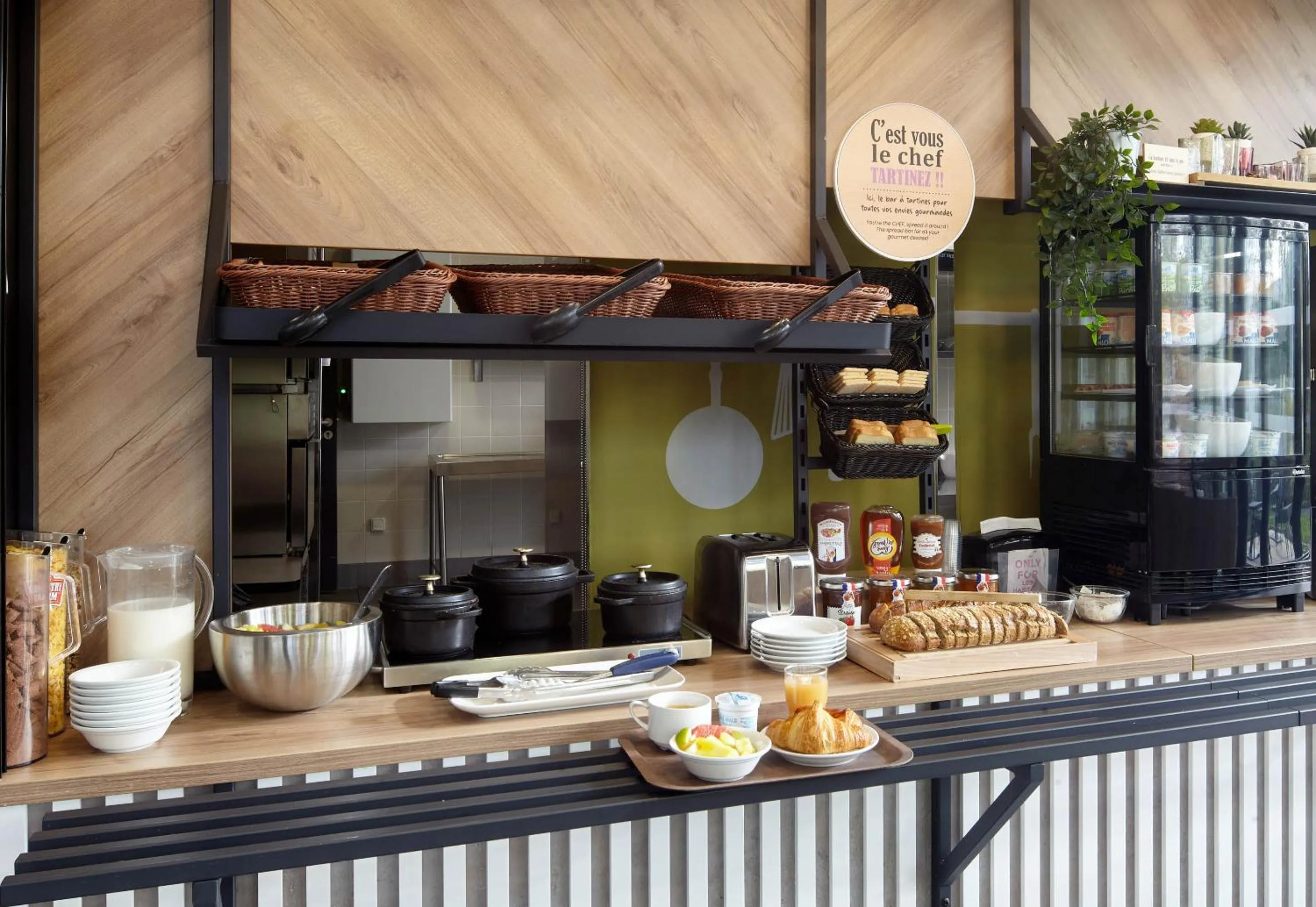 Buffet breakfast in B&B HOTEL NANTERRE Rueil-Malmaison