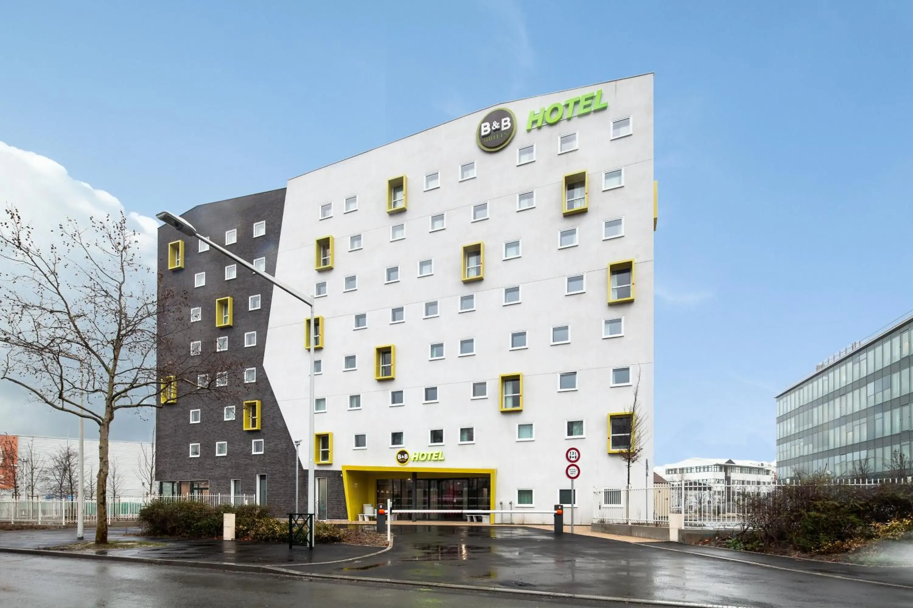 Facade/entrance, Property Building in B&B HOTEL NANTERRE Rueil-Malmaison