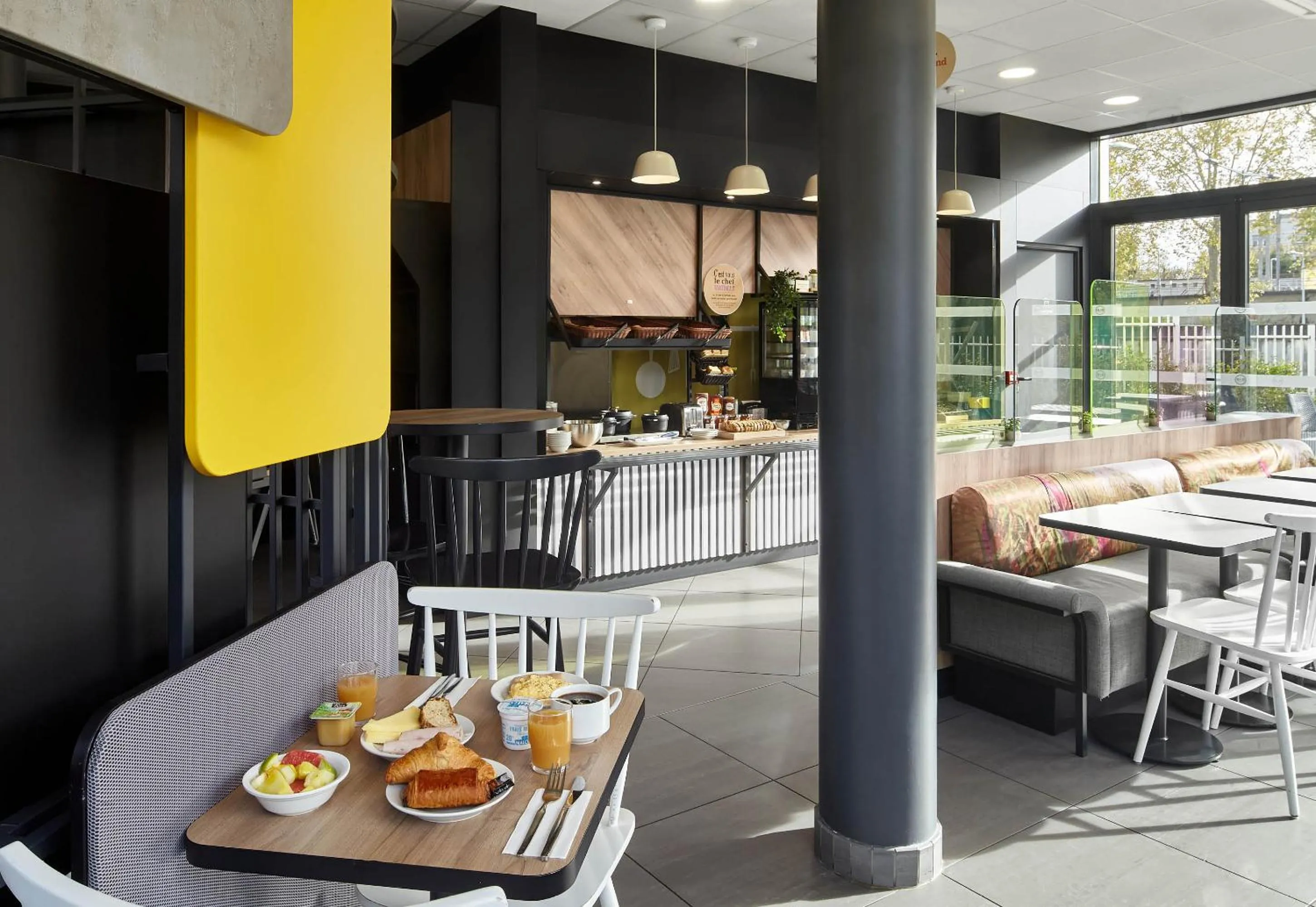Restaurant/places to eat in B&B HOTEL NANTERRE Rueil-Malmaison