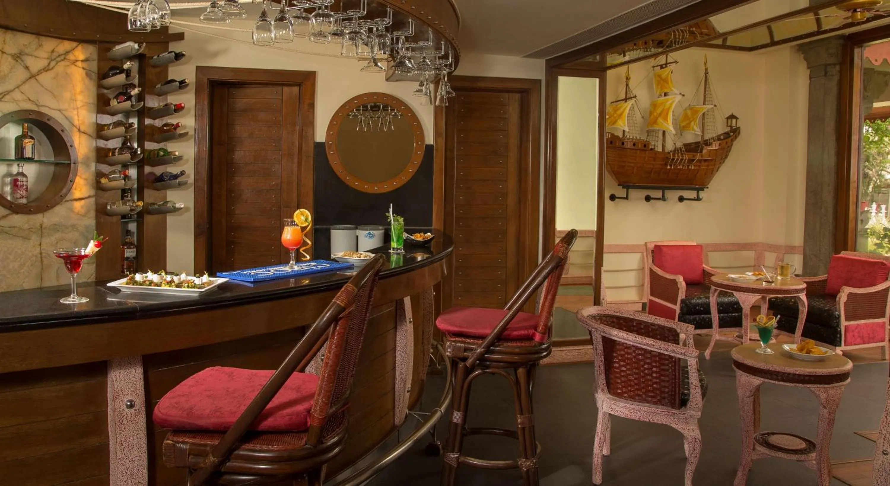 Lounge or bar in Radisson Blu Resort Temple Bay Mamallapuram