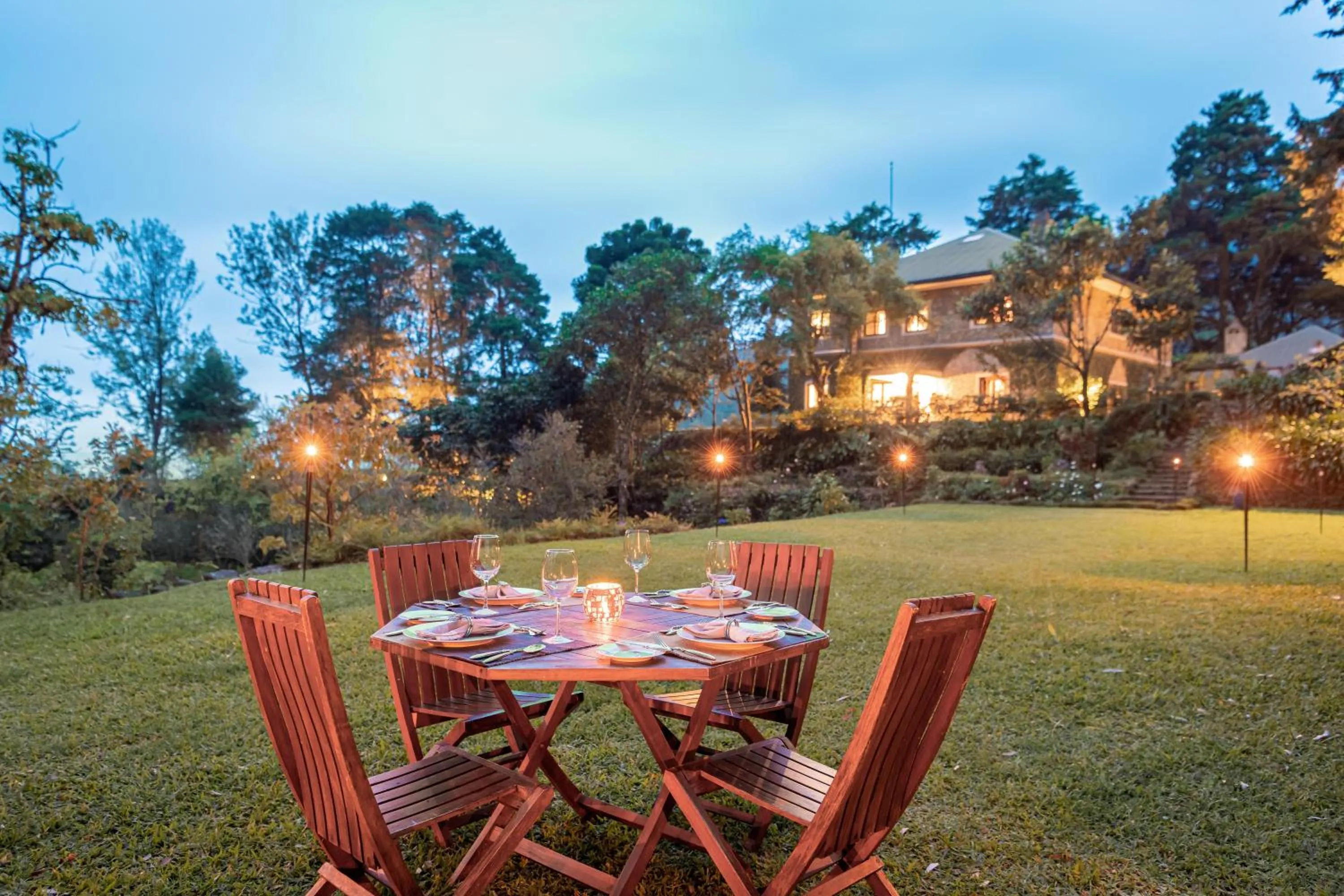 Dining area in Jetwing Warwick Gardens