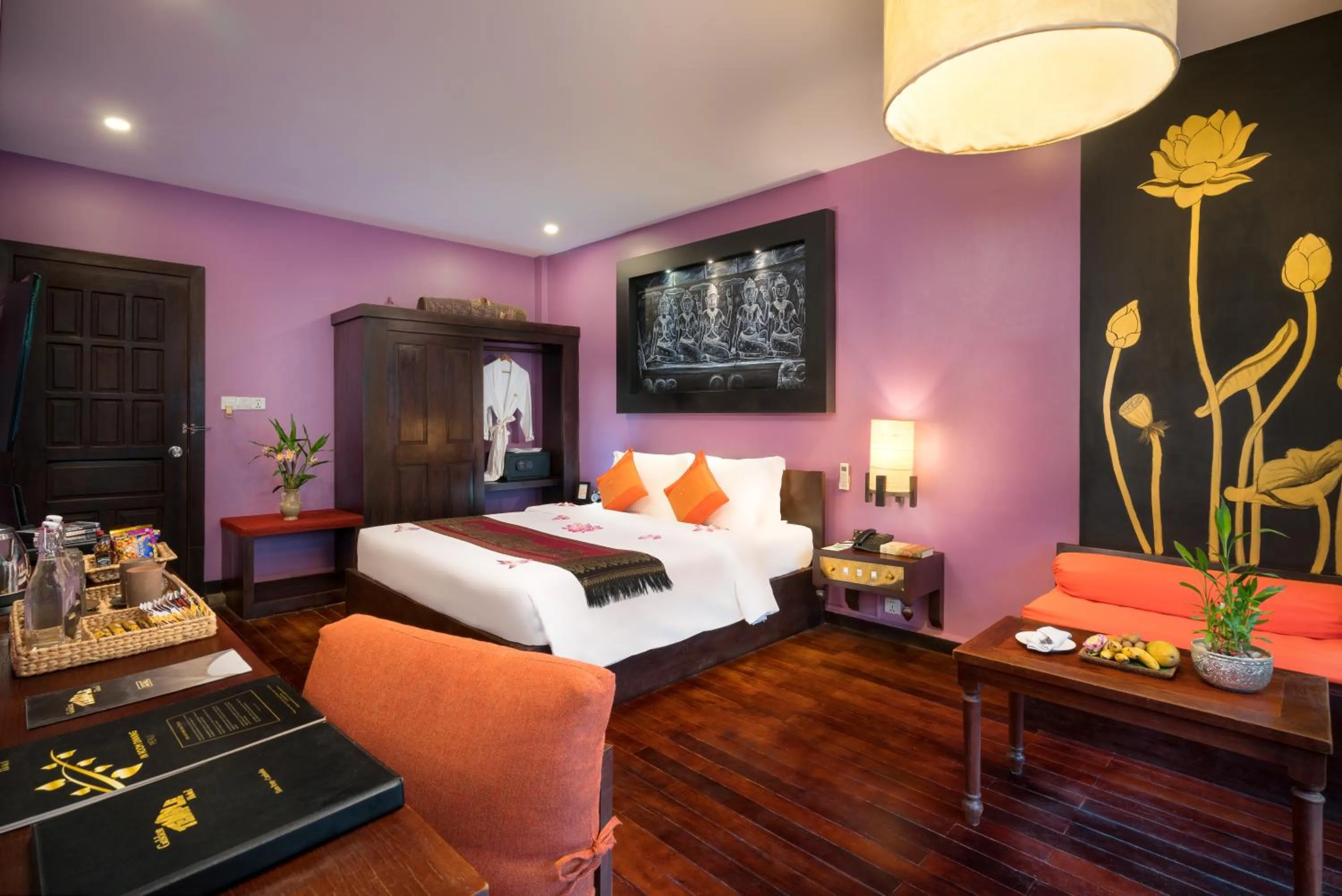 Photo of the whole room, Bed in Golden Temple Hotel