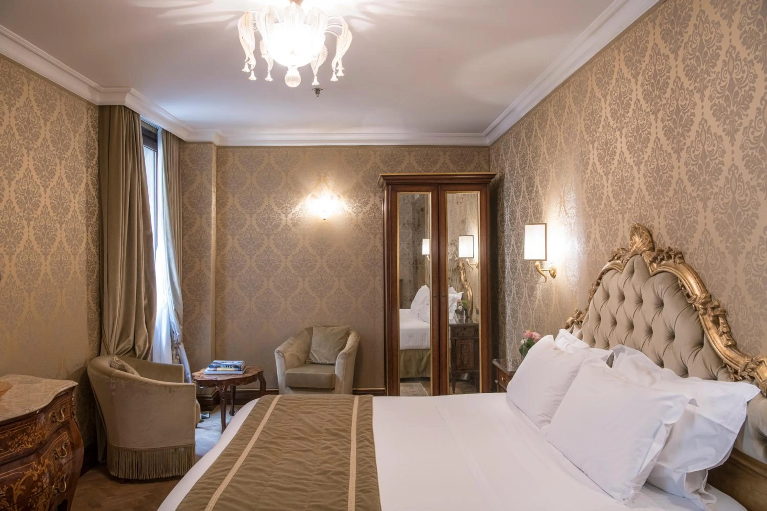 Bedroom, Bed in Hotel Nani Mocenigo Palace