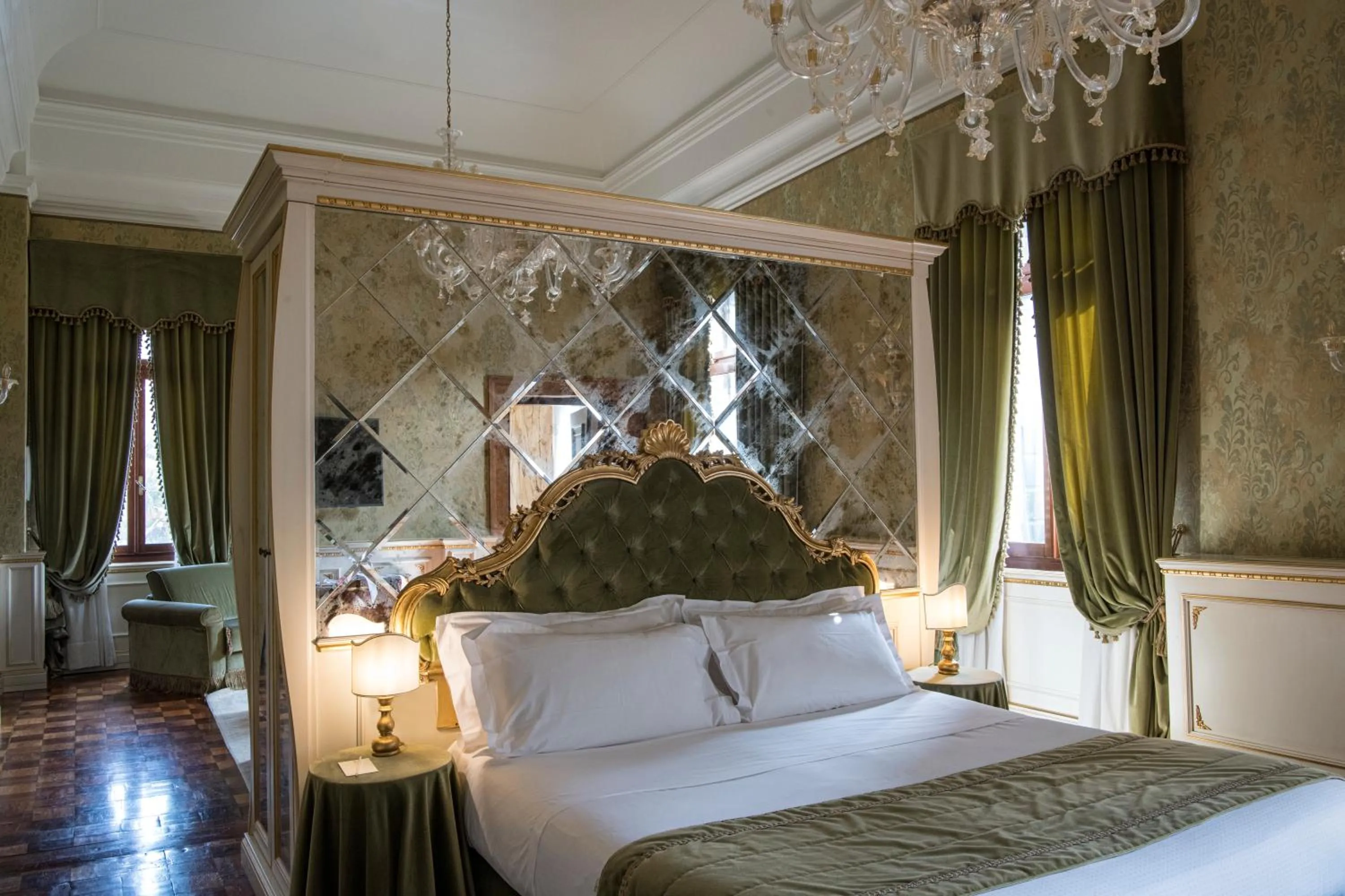 Photo of the whole room, Bed in Hotel Nani Mocenigo Palace