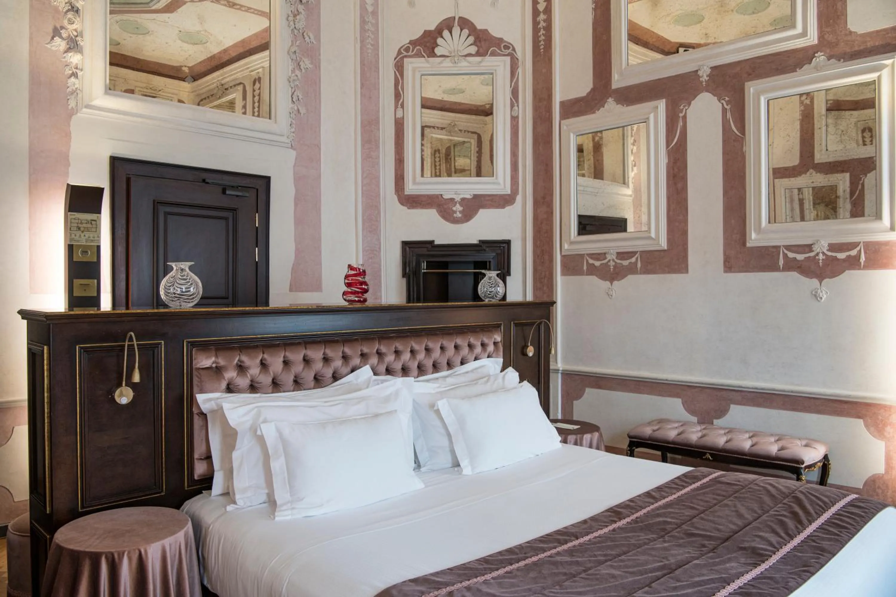 Bed in Hotel Nani Mocenigo Palace