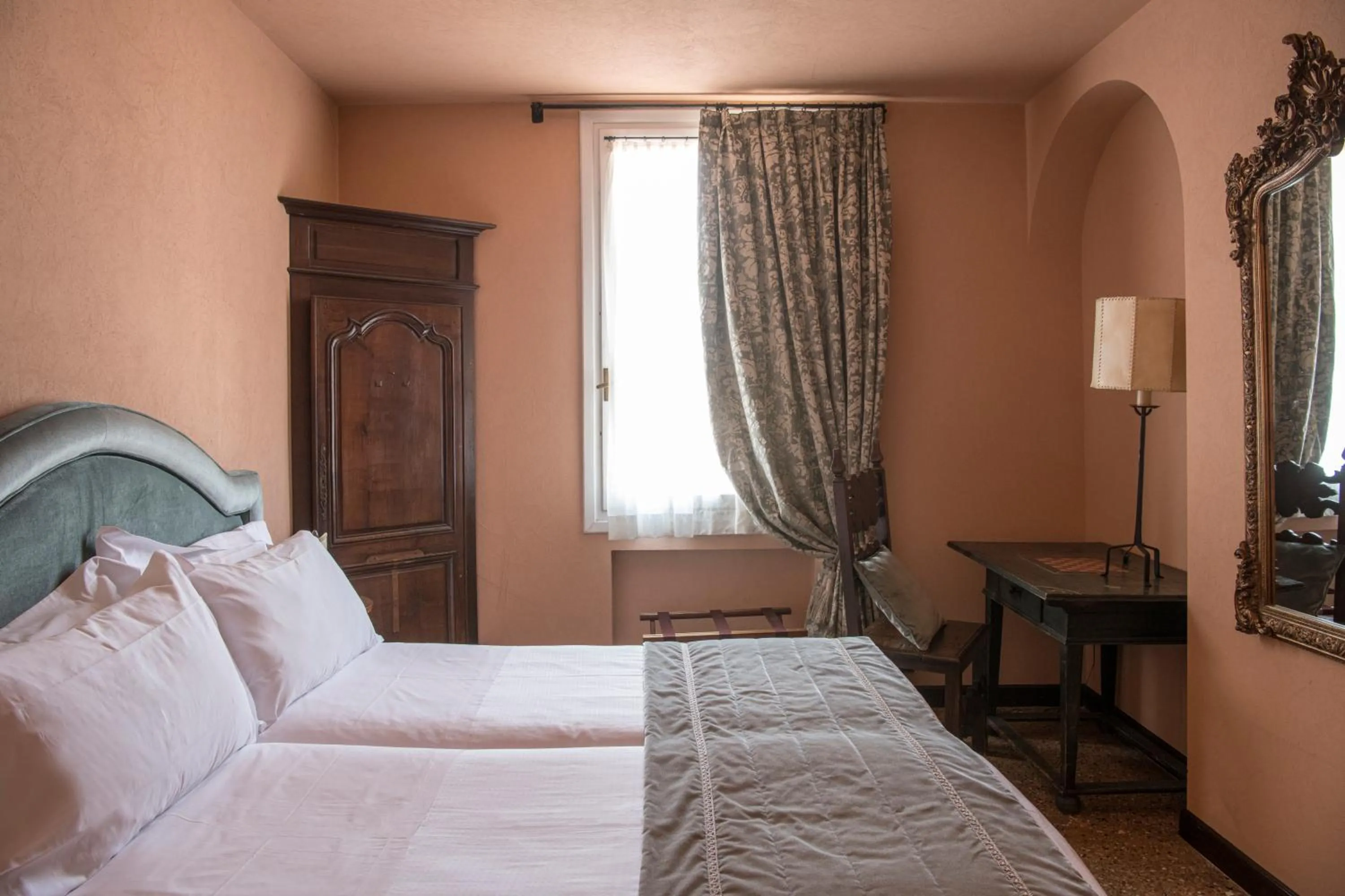 Photo of the whole room, Bed in Hotel Nani Mocenigo Palace