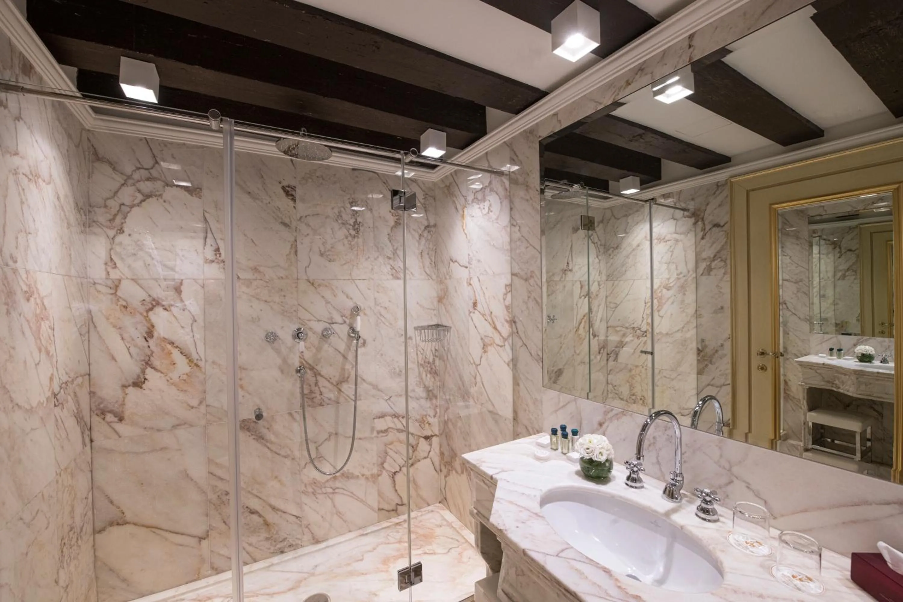 Shower in Hotel Nani Mocenigo Palace