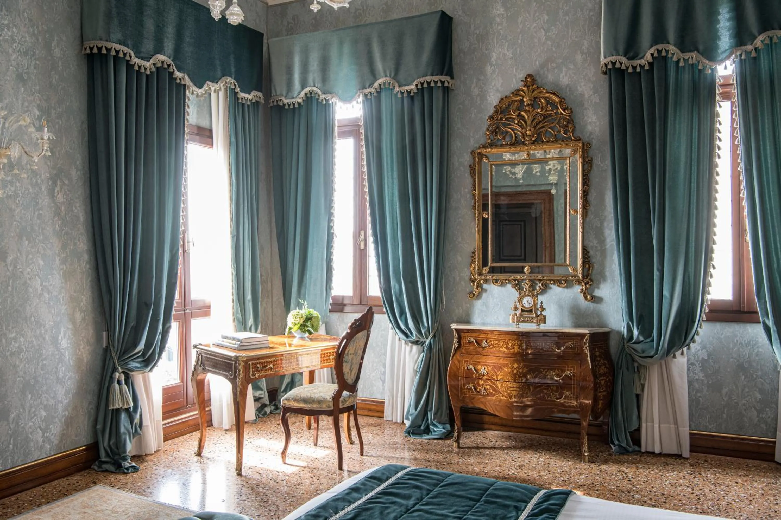 Photo of the whole room, Bed in Hotel Nani Mocenigo Palace