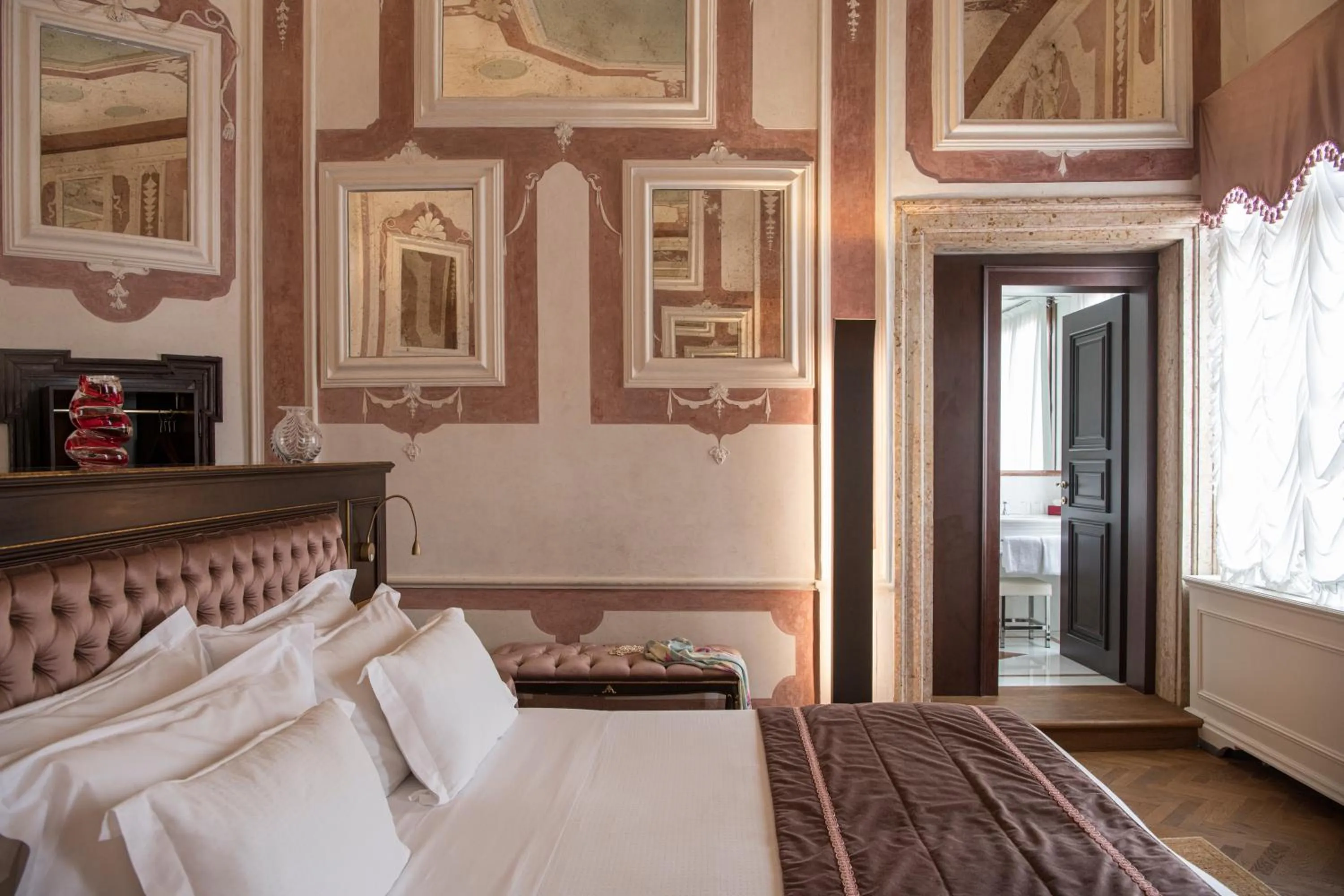 Photo of the whole room, Bed in Hotel Nani Mocenigo Palace