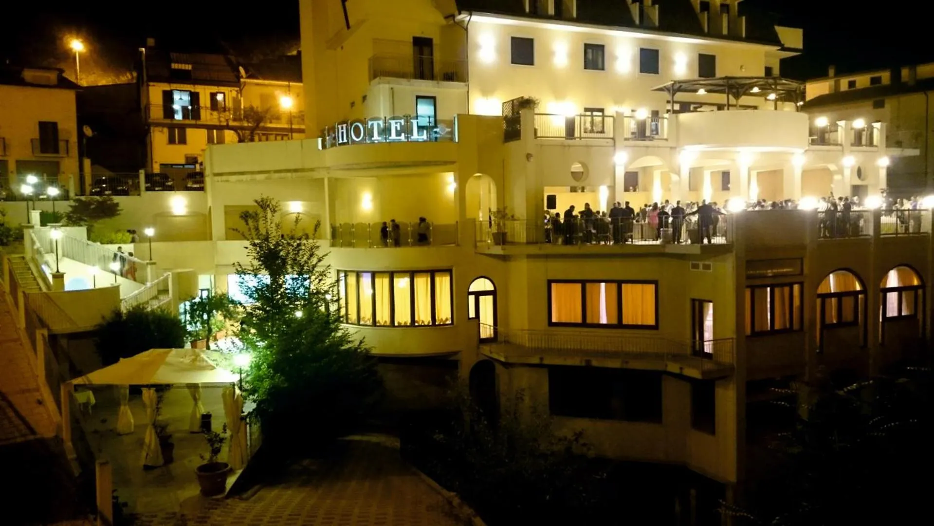 Property building in Hotel Sette E Mezzo